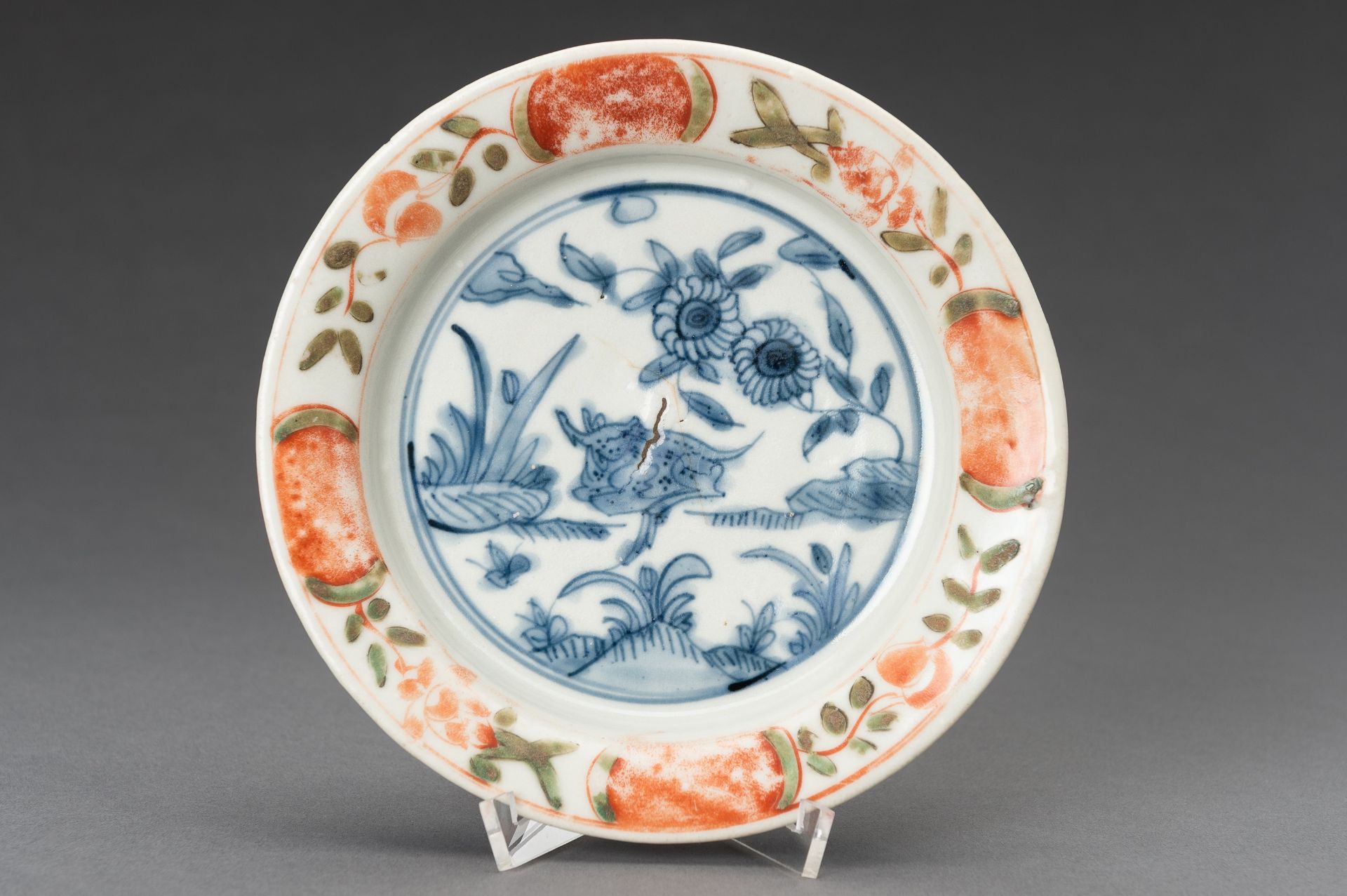 A BLUE AND WHITE 'DEER AND CHRYSANTHEMUM' PORCELAIN DISH, MING - Image 3 of 10