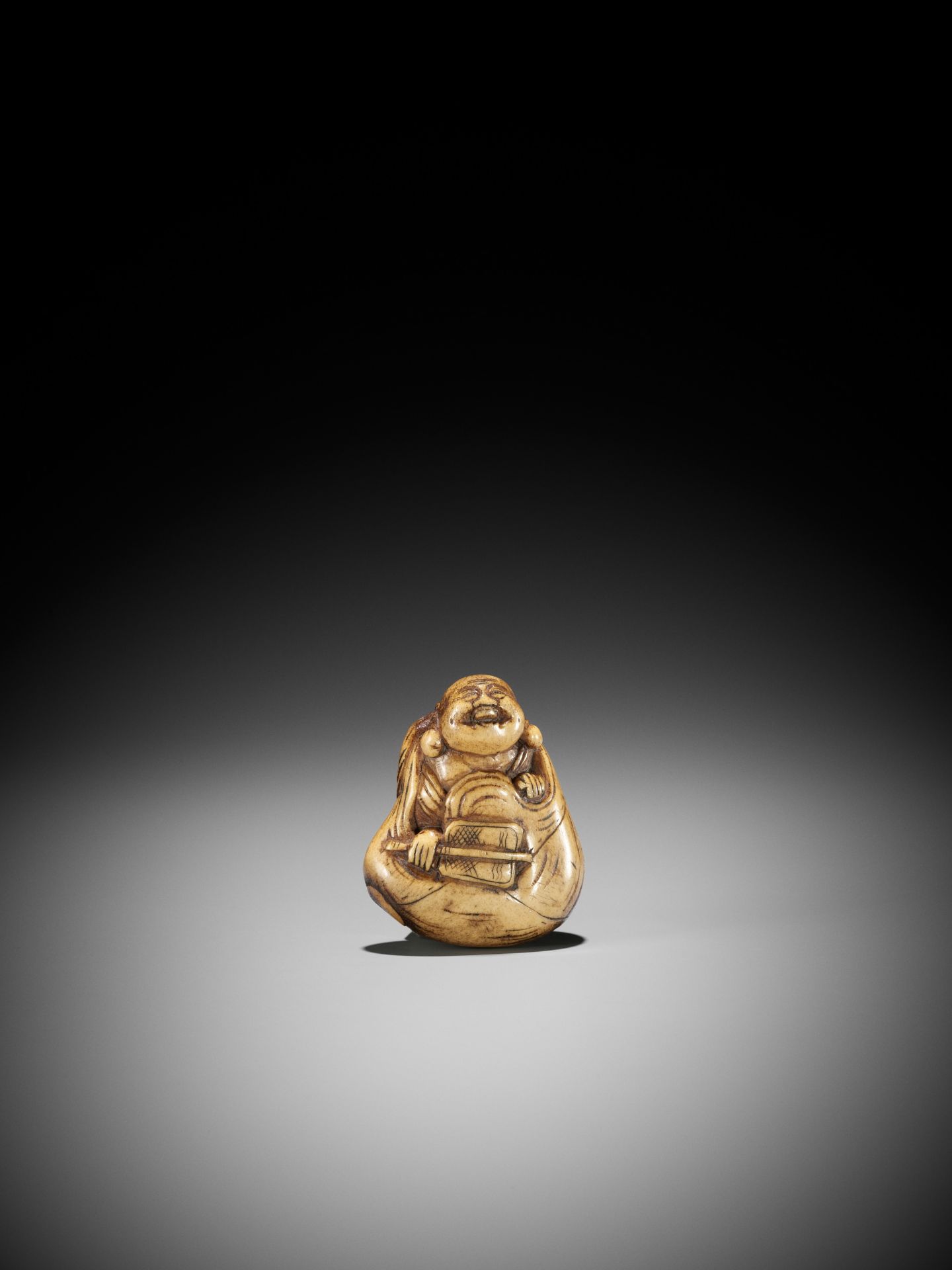 A LARGE STAG ANTLER NETSUKE OF HOTEI INSIDE HIS TREASURE BAG - Image 6 of 10