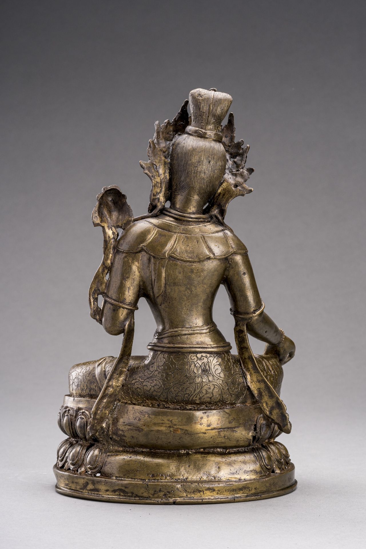 A NEPALESE BRONZE FIGURE OF TARA, c. 1920s - Bild 7 aus 8