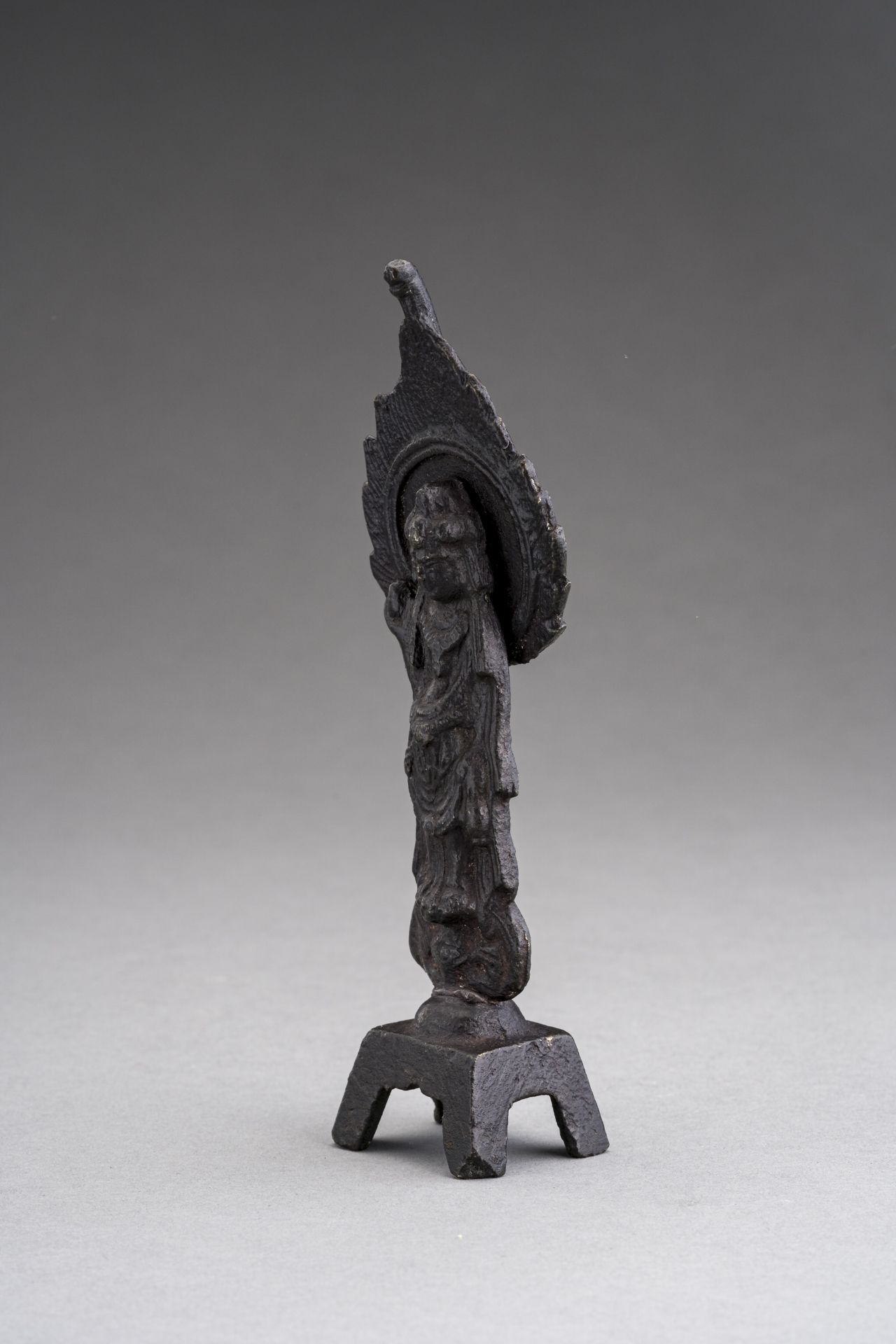 A WEI DYNASTY BRONZE FIGURE OF GUANYIN - Image 7 of 8