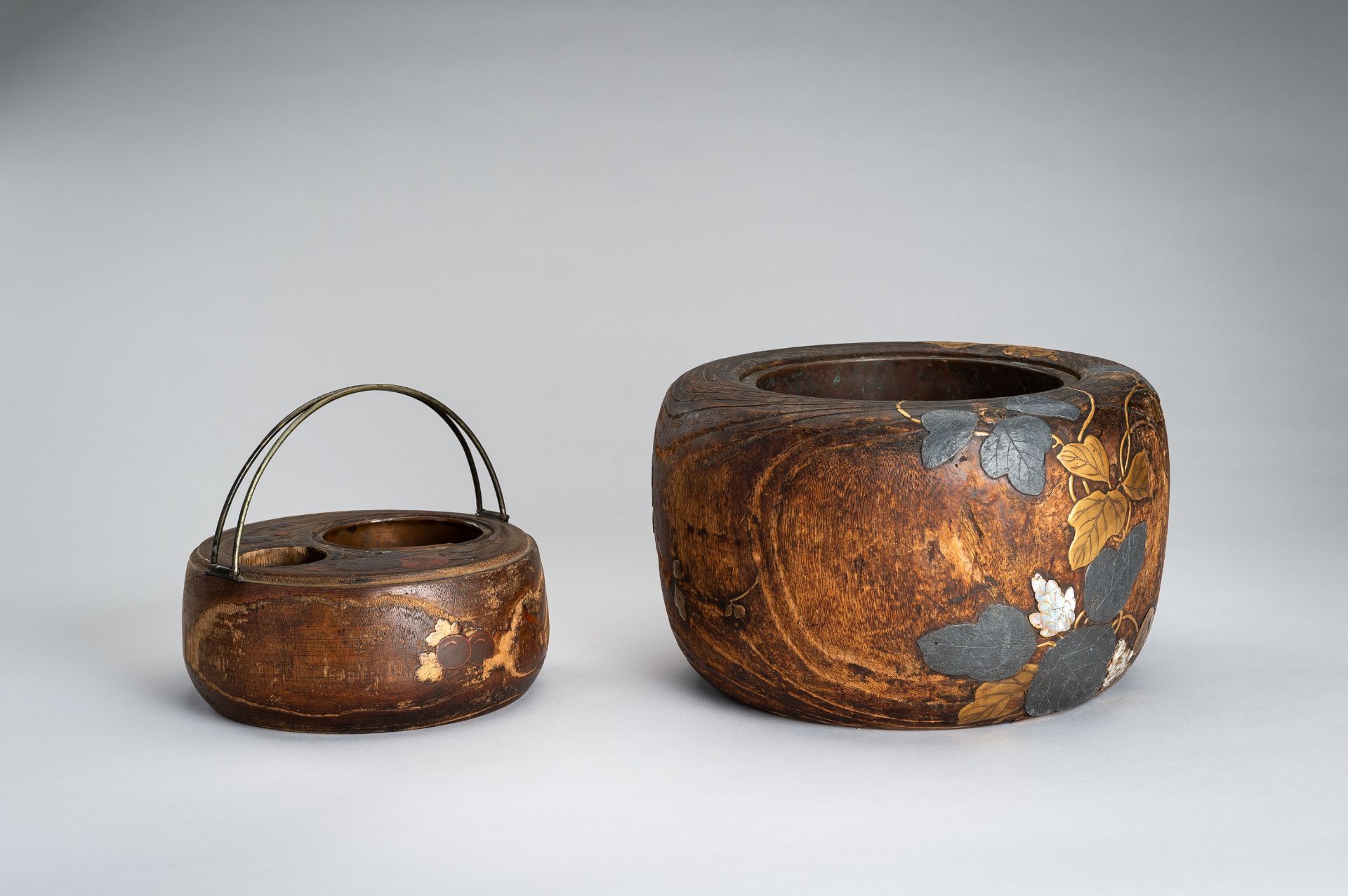 A LOT WITH TWO LACQUERED AND INLAID WOOD HIBACHI (BRAZIER), EDO - Bild 7 aus 18
