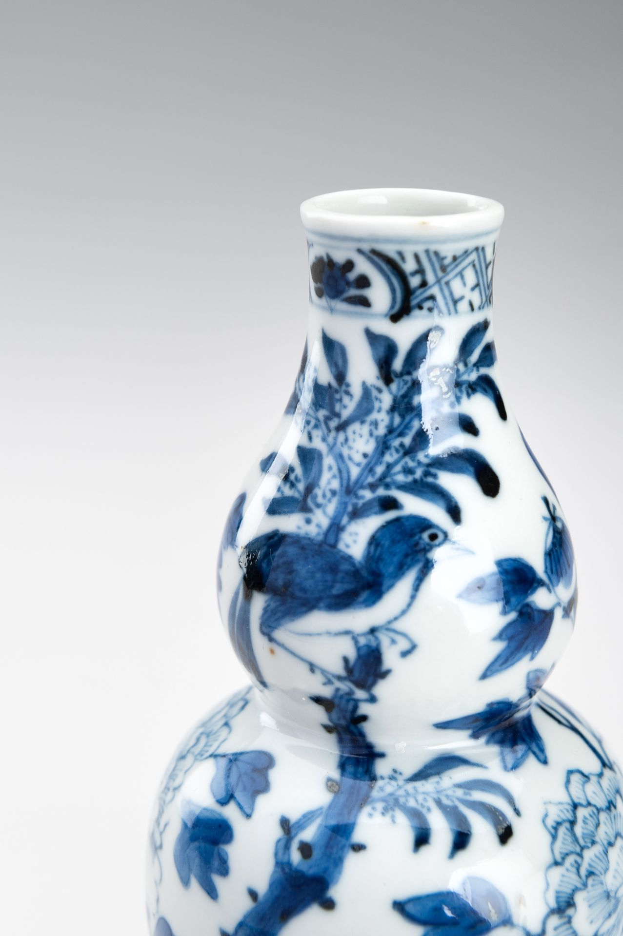 A BLUE AND WHITE DOUBLE GOURD PORCELAIN VASE, 1900s - Image 3 of 11