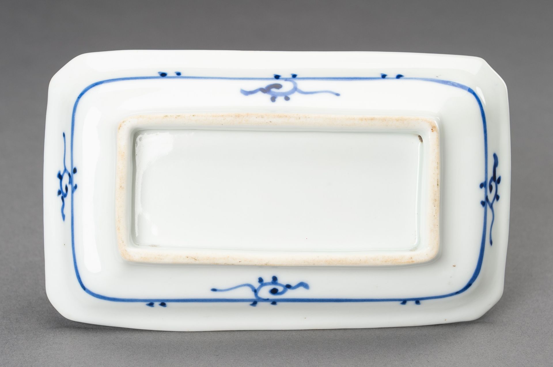 A SMALL BLUE AND WHITE 'MOUNTAIN AND RIVER' PORCELAIN TRAY, 19th CENTURY - Image 9 of 10