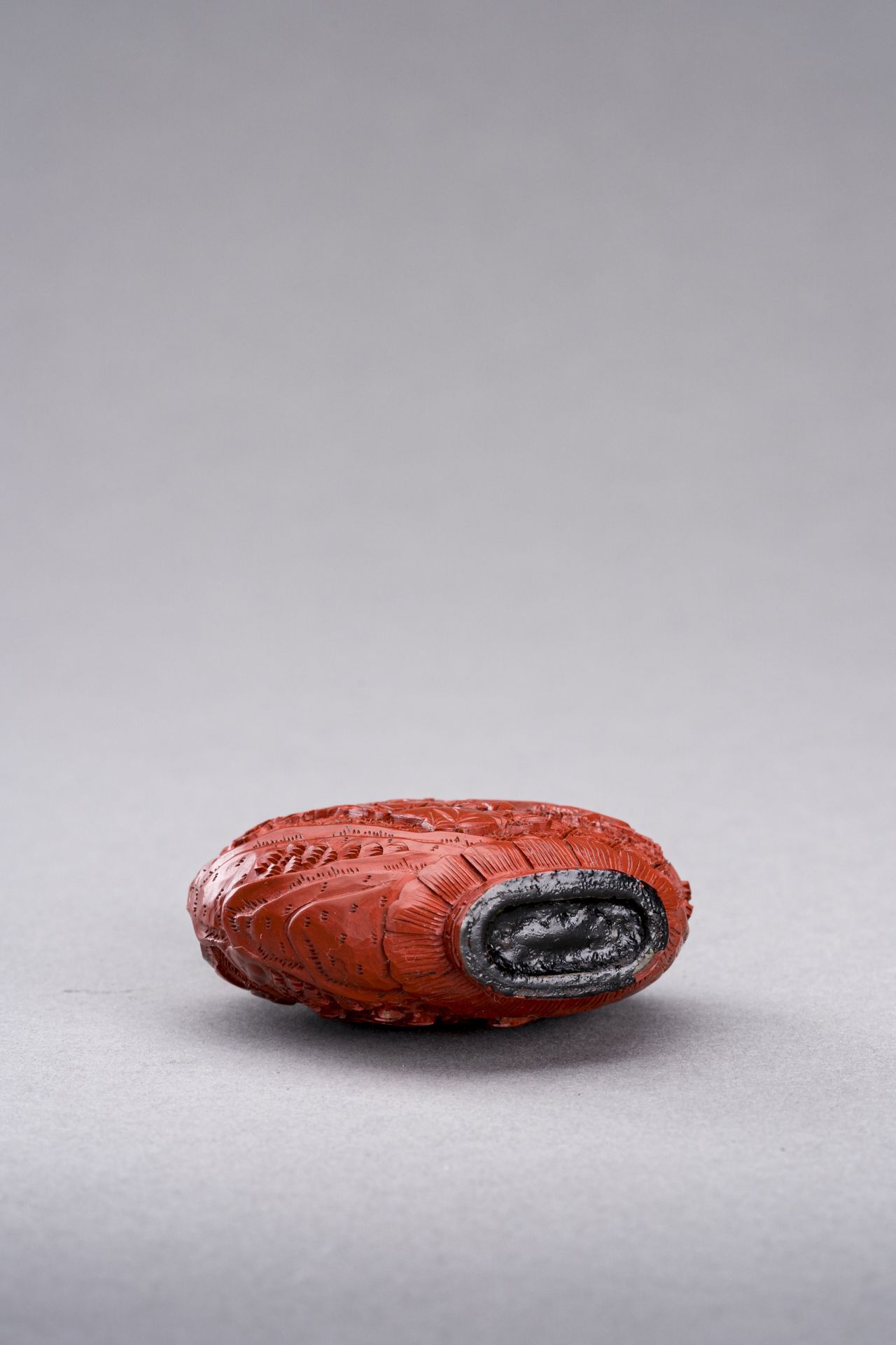 A CINNABAR LACQUER SNUFF BOTTLE, QING DYNASTY - Bild 6 aus 6