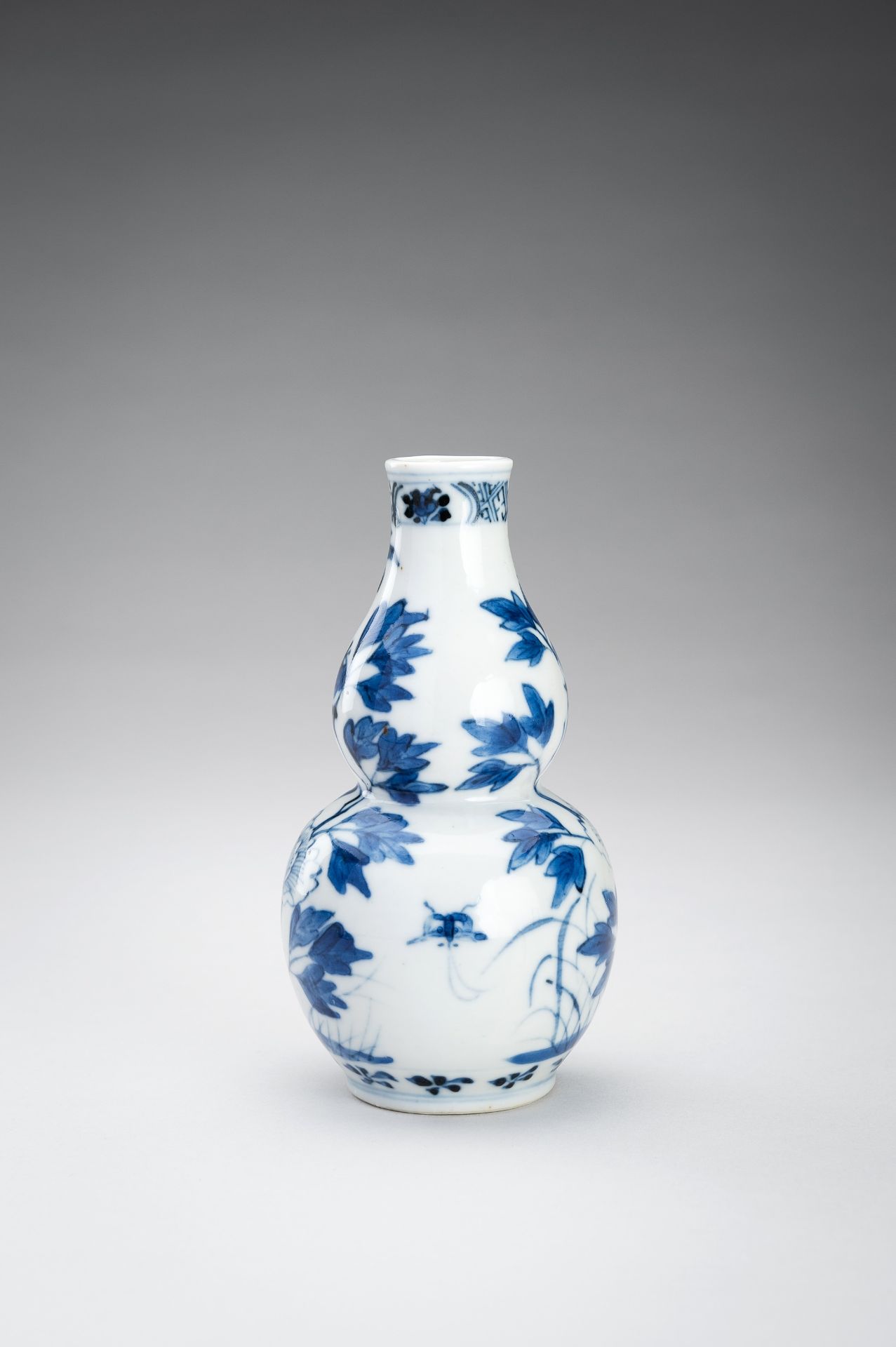 A BLUE AND WHITE DOUBLE GOURD PORCELAIN VASE, 1900s - Image 4 of 11