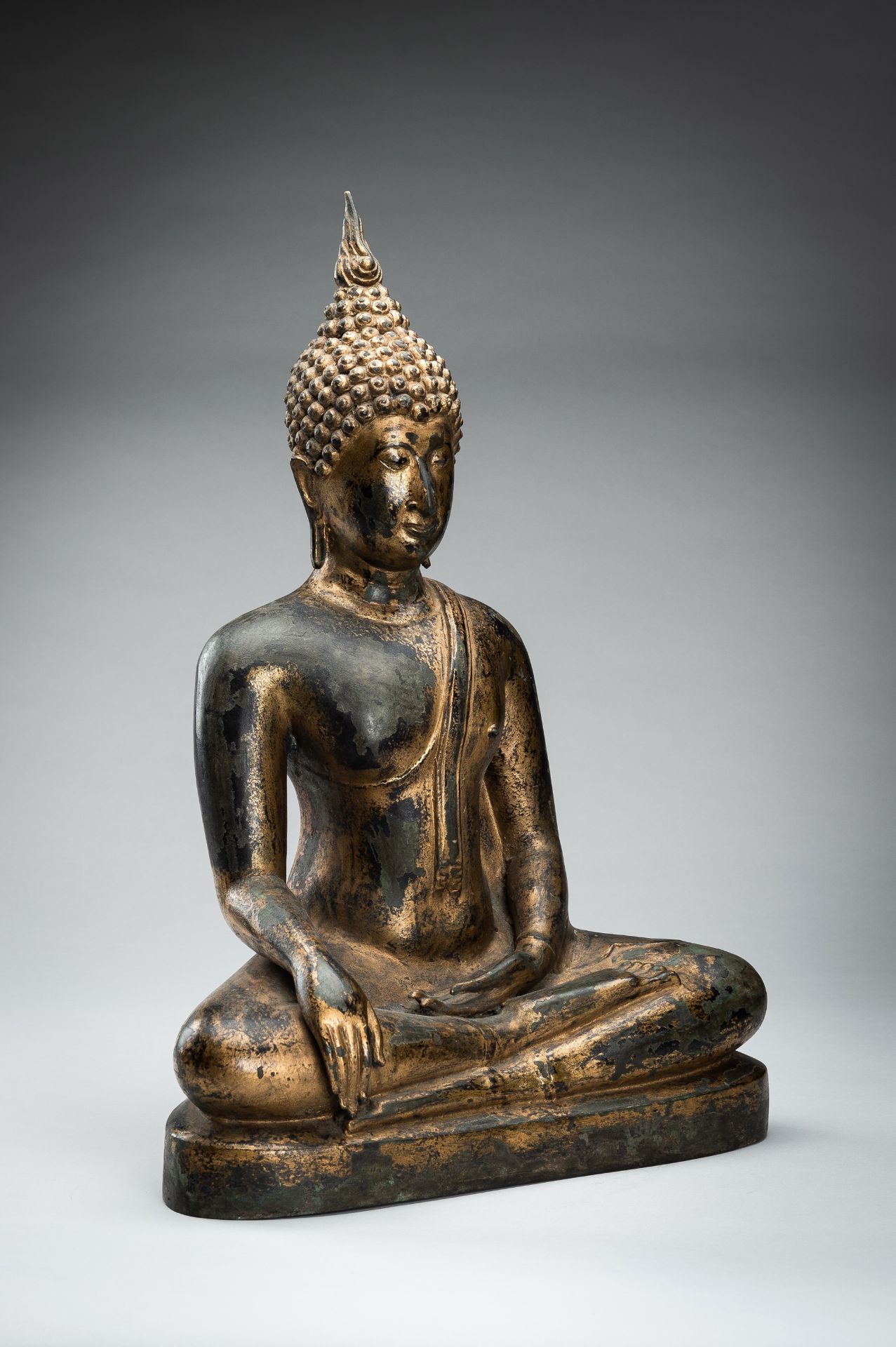 A LARGE LACQUER-GILT BRONZE FIGURE OF BUDDHA SHAKYAMUNI - Image 5 of 12