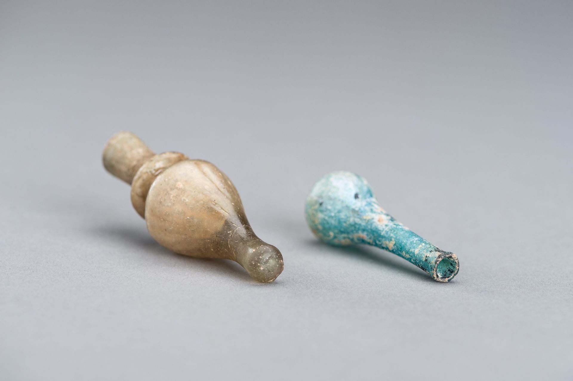 A GLASS STOPPER AND MINIATURE VASE - Image 9 of 11