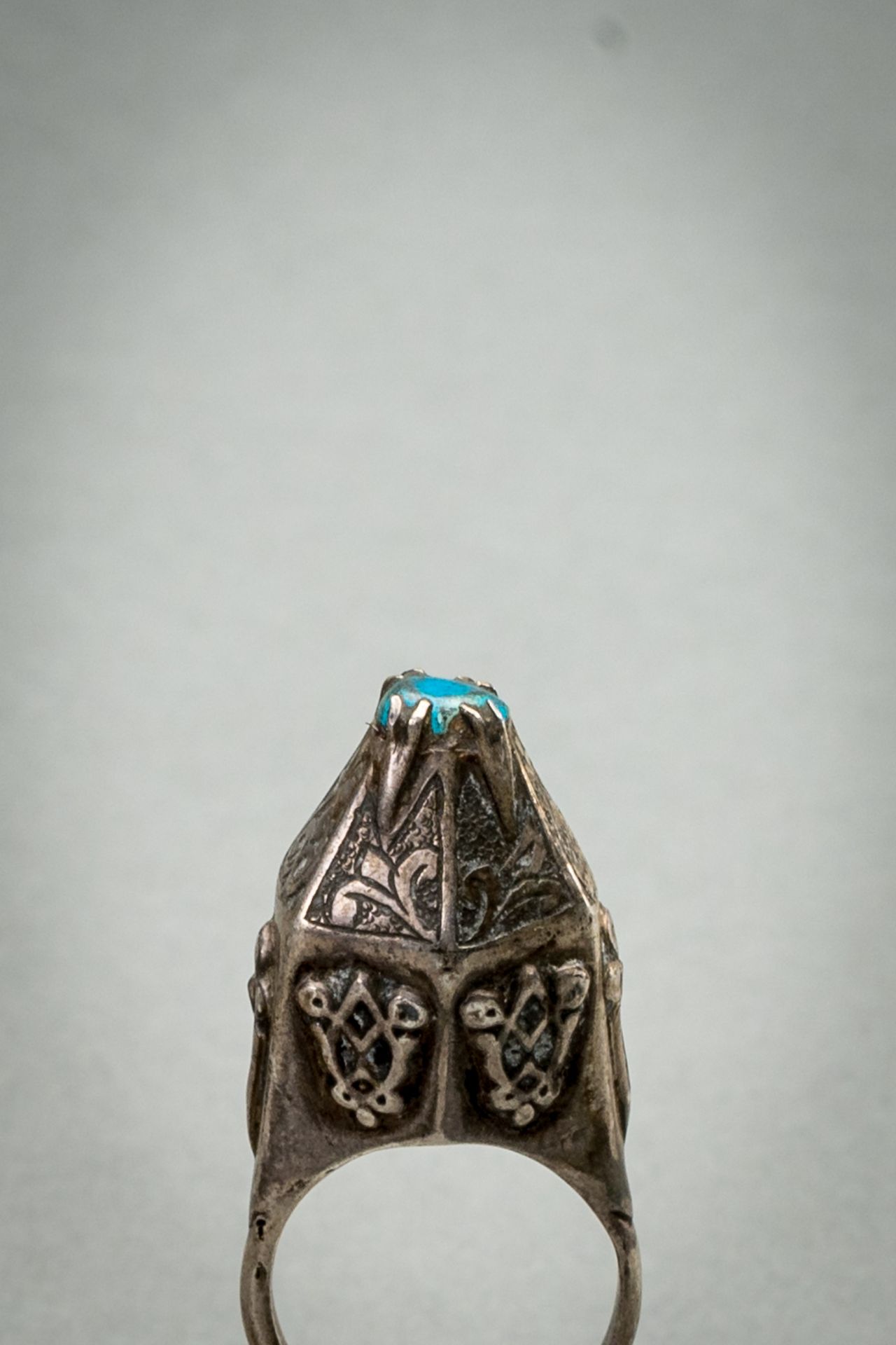 A TURQUOISE-MATRIX-SET SILVER RING, 19TH CENTURY - Image 2 of 7