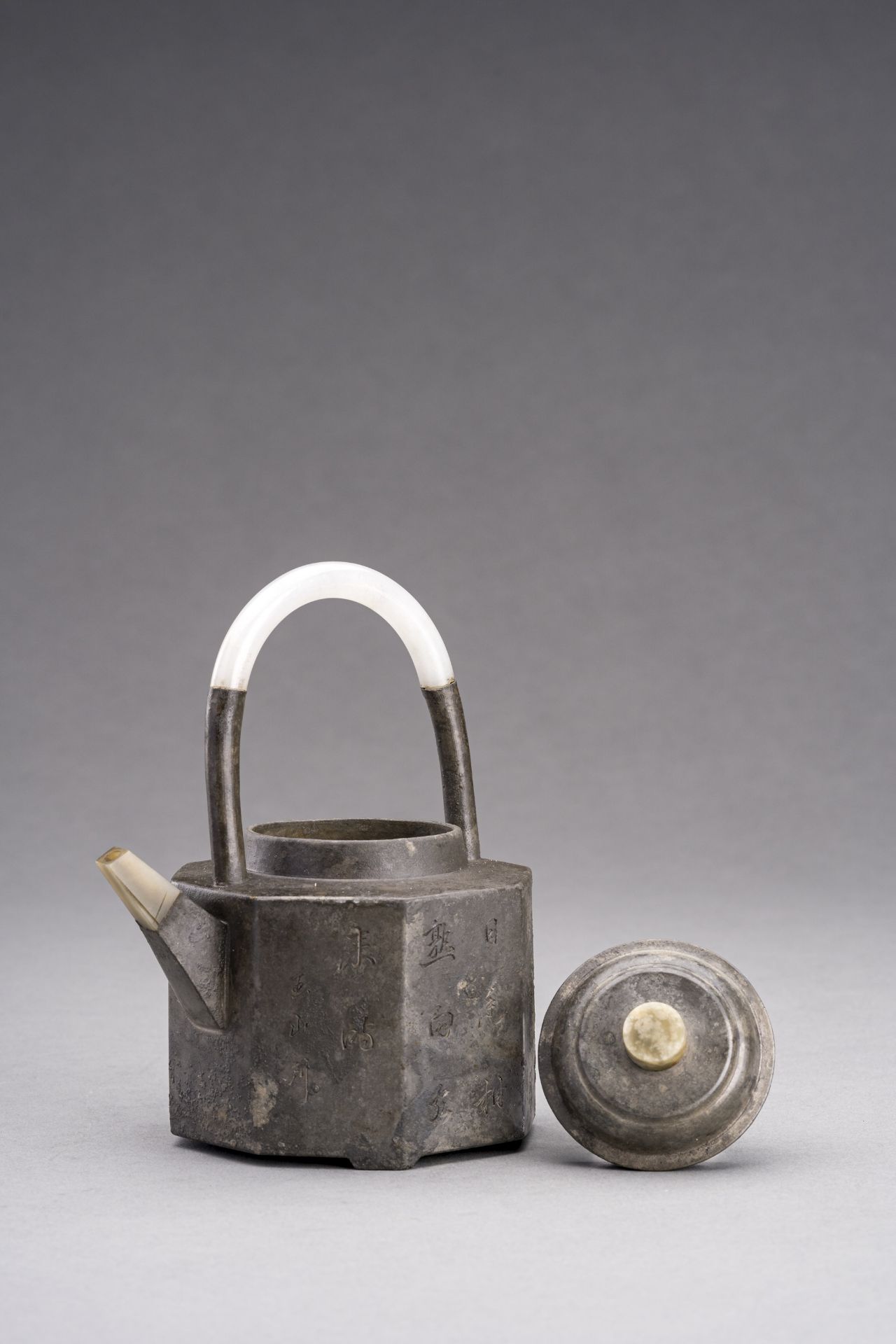 A YIXING PEWTER-ENCASED AND JADE-INSET TEAPOT AND TWO CUPS, 1900s - Bild 10 aus 18