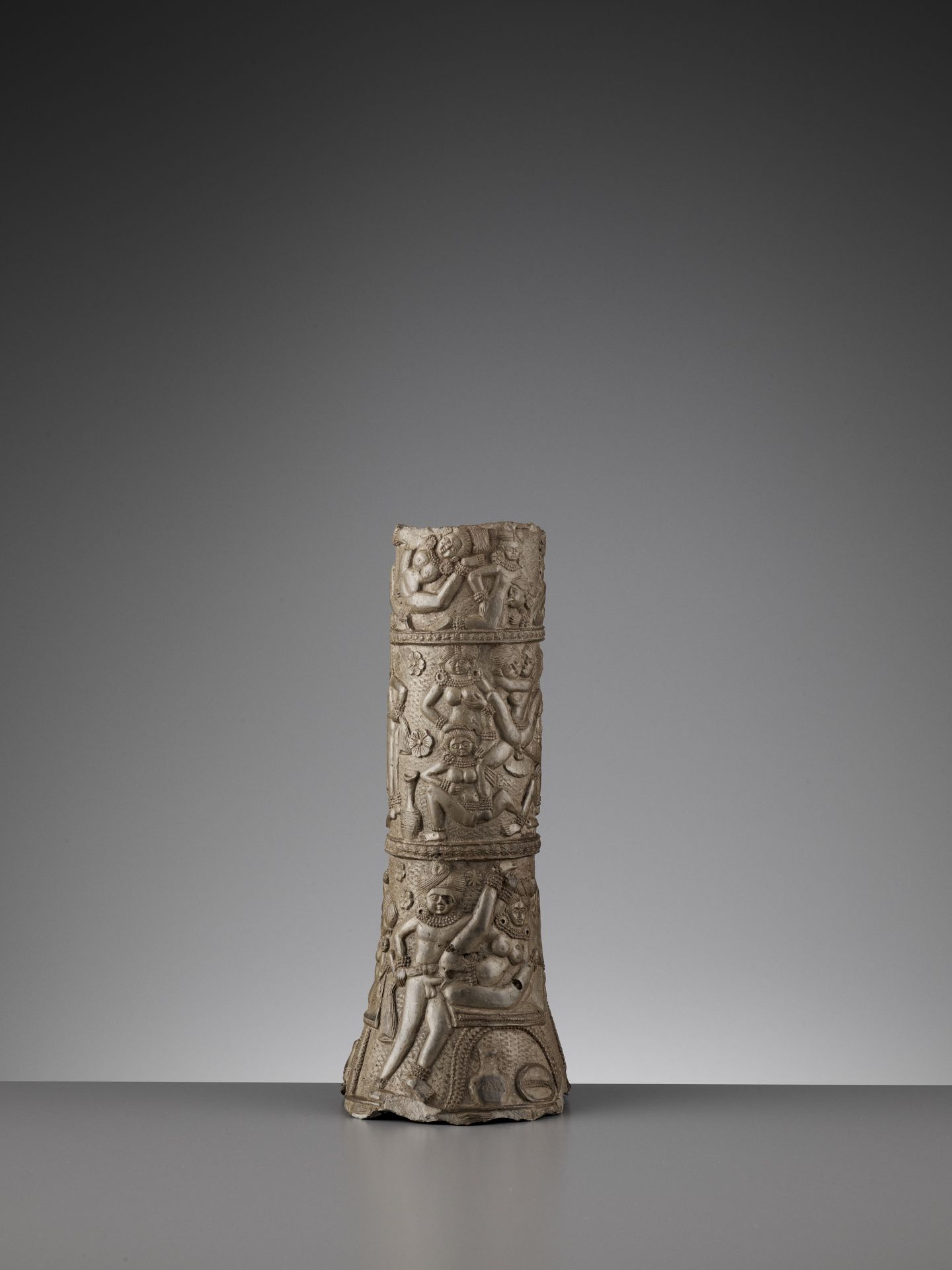 AN EROTIC CHANDRAKETUGARH VASE, 2ND-1ST CENTURY BC - Bild 3 aus 7