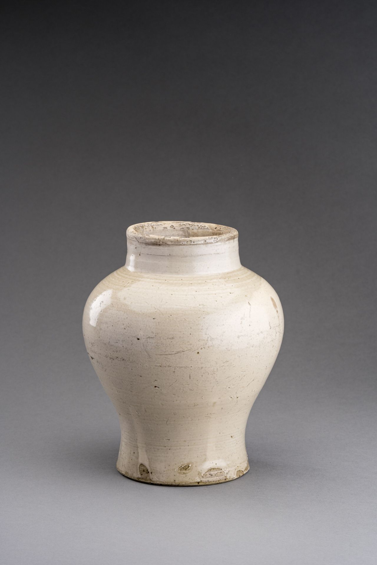 A CREAM GLAZED CERAMIC JAR, SONG TO YUAN DYNASTY - Image 2 of 6