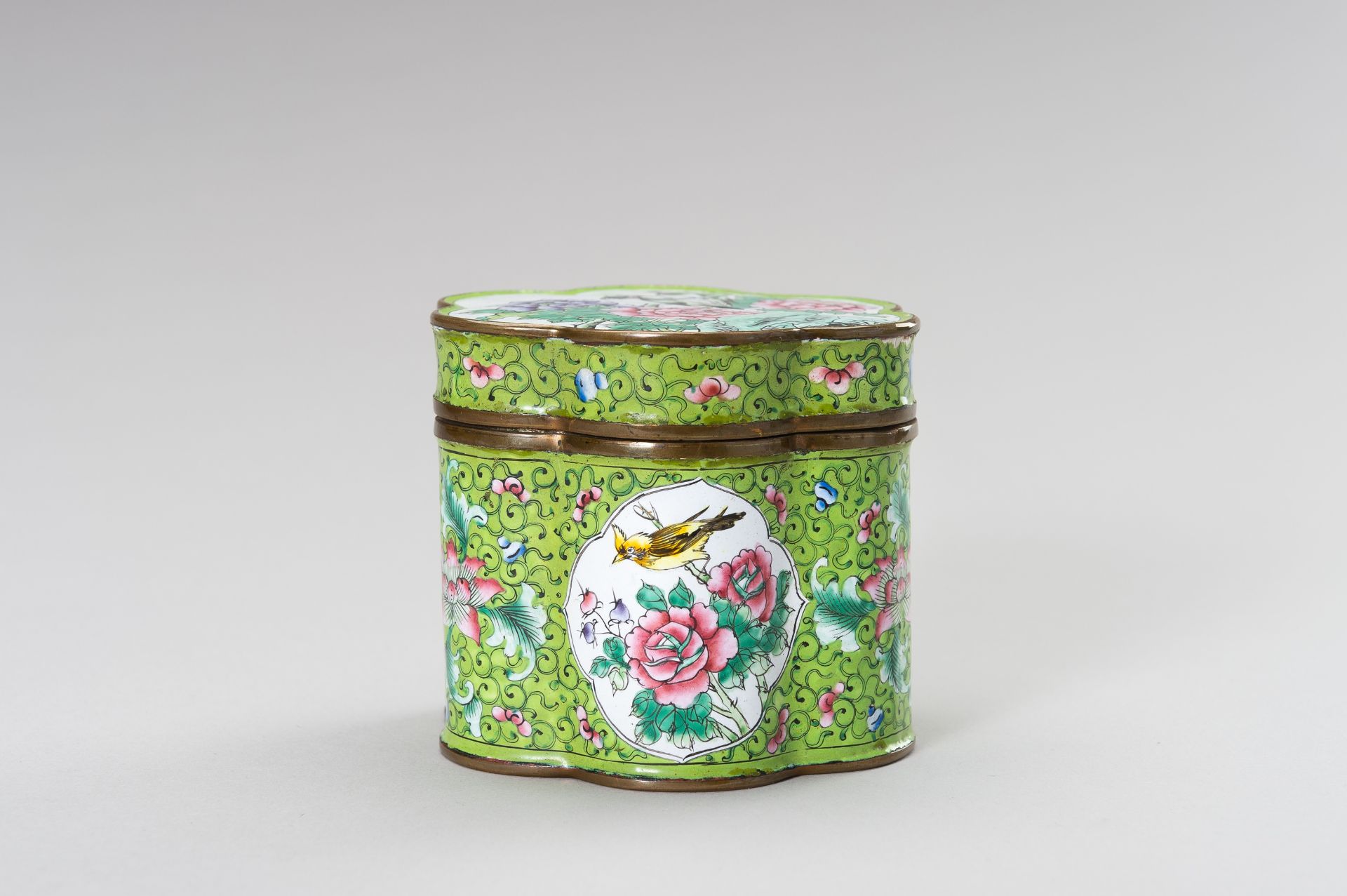 A LOBED ENAMEL BOX AND A FAMILLE VERTE VASE - Image 7 of 12