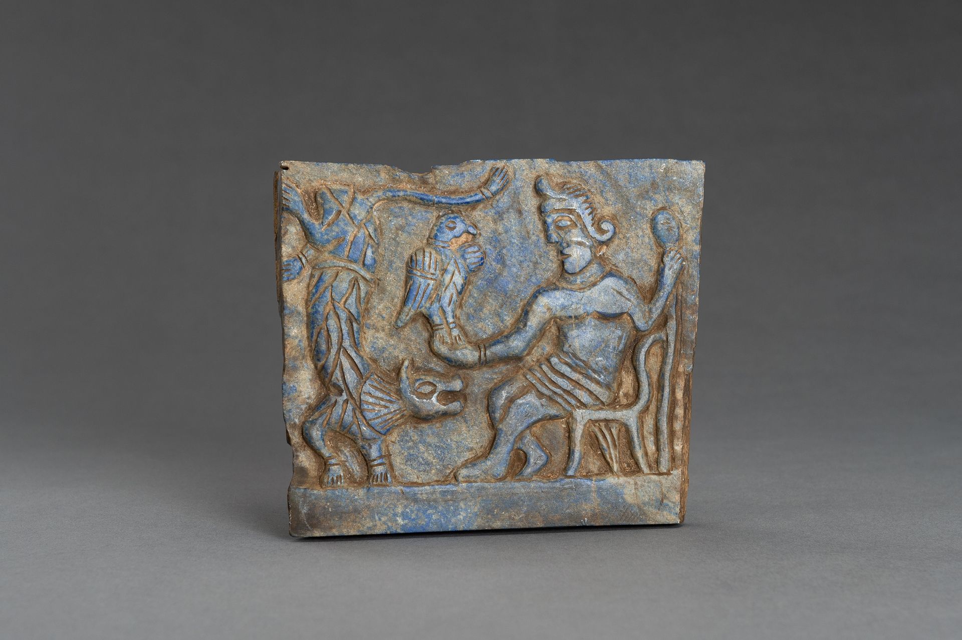 A LAPIS LAZULI FRIEZE OF A DIGNITARY WITH TIGER - Bild 8 aus 9