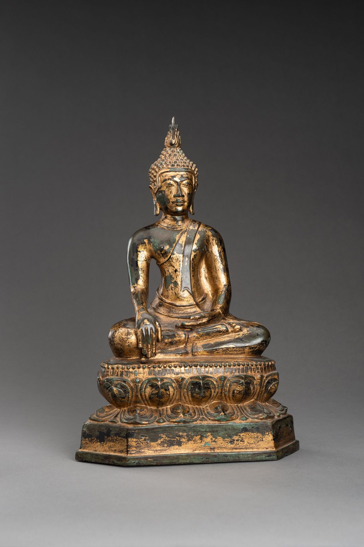 A LARGE GOLD LACQUERED BRONZE FIGURE OF BUDDHA - Bild 5 aus 10