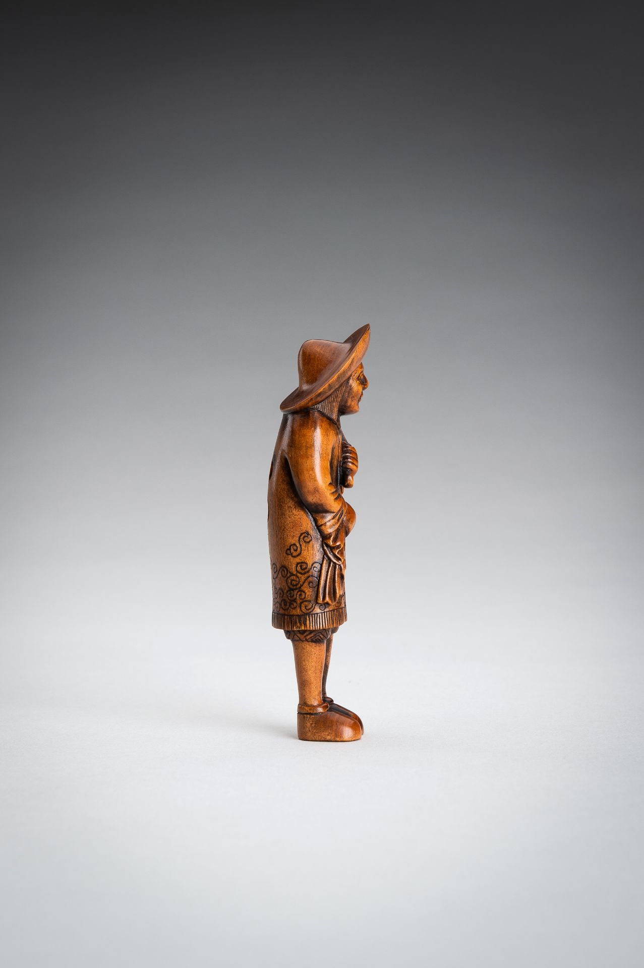 A BOXWOOD NETSUKE OF A DUTCHMAN AS A BARBER - Bild 4 aus 9