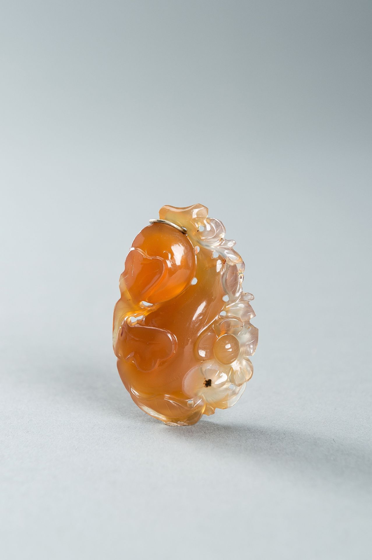 AN AGATE `GROURD AND FLOWERS` PENDANT, 1920s - Image 4 of 10