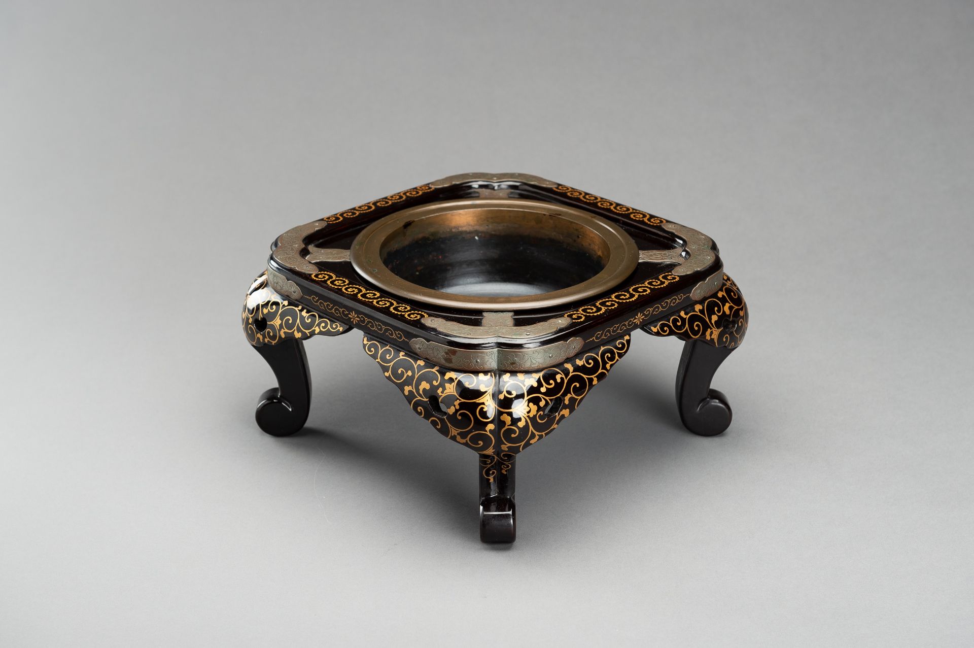 A LACQUER STAND FOR A HIBACHI (BRAZIER), EDO - Bild 5 aus 14