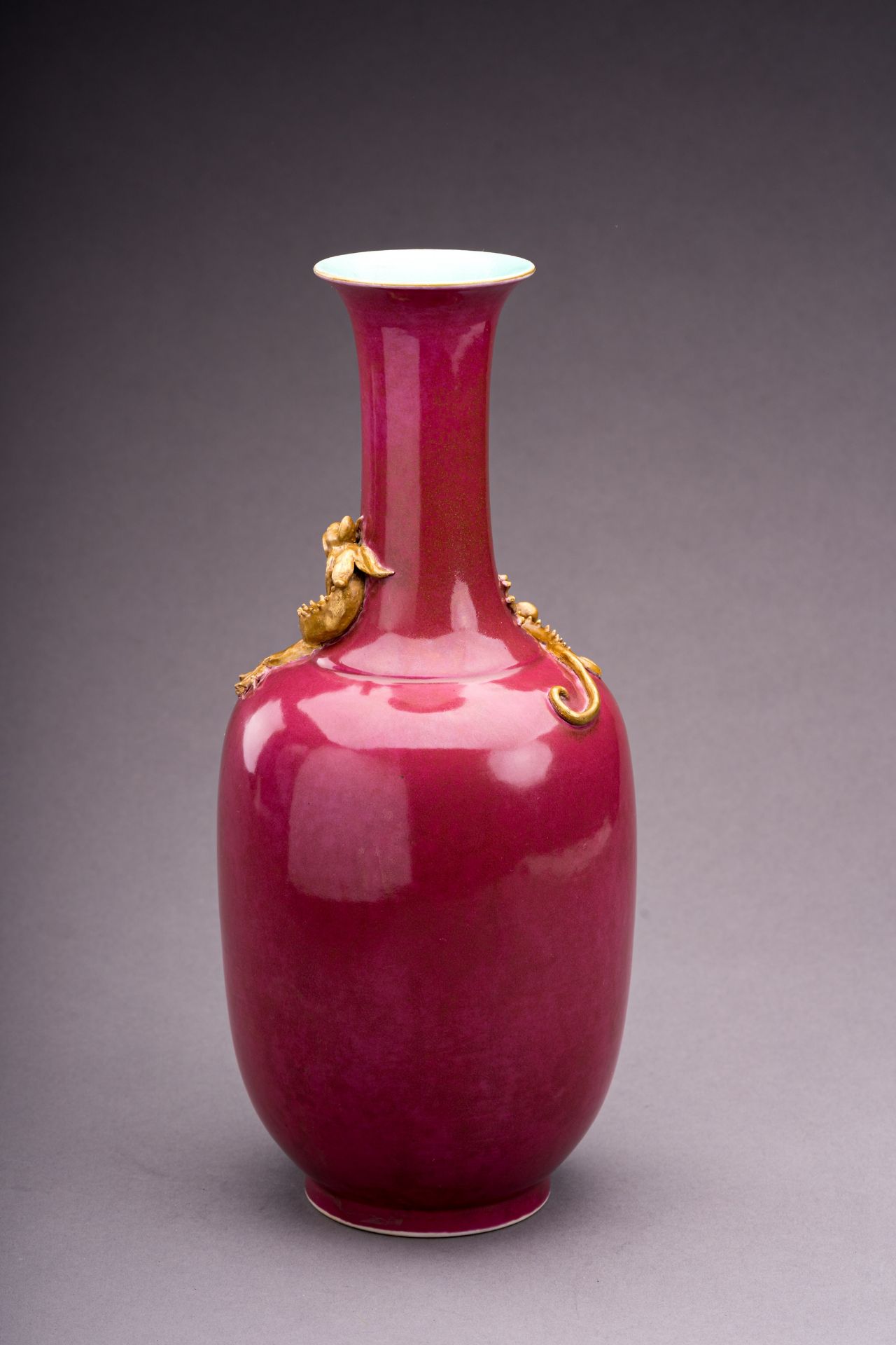 A DARK PINK GLAZED 'CHILONG' VASE - Bild 4 aus 7