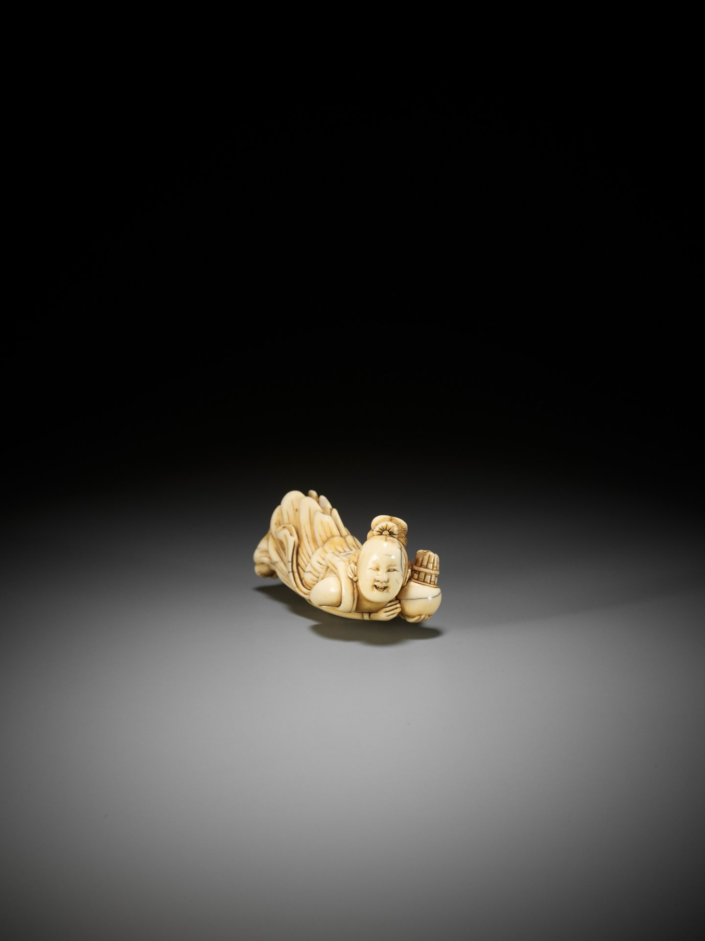 A SUPERB, LARGE AND RARE IVORY NETSUKE OF A TENNIN (BUDDHIST ANGEL) - Bild 7 aus 11