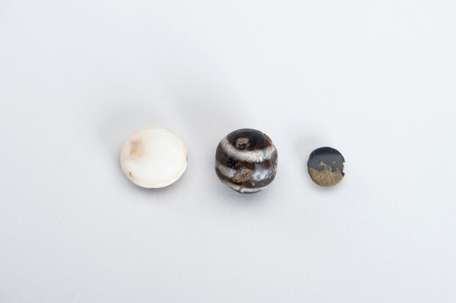 A LOT WITH THREE HIMALAYAN AGATE BUDDHA EYE BEADS - Image 9 of 10