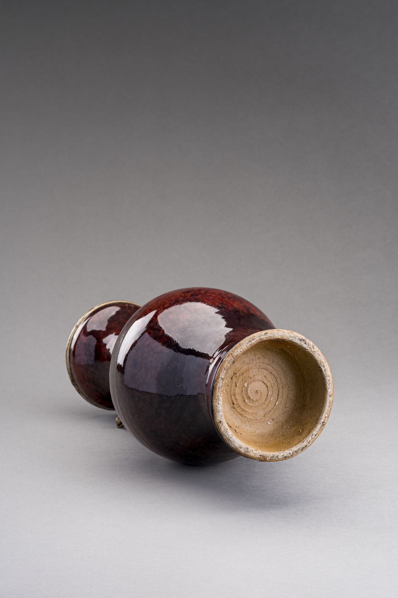 A RUBY-RED GLAZED SHIWAN CERAMIC VASE, QING DYNASTY - Image 6 of 6