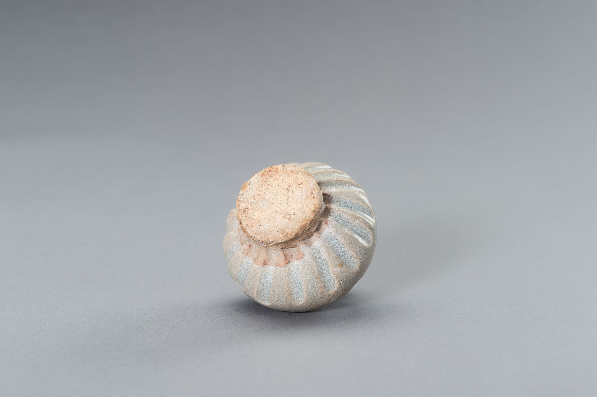 A SMALL CELADON-GLAZED CERAMIC JARLET - Image 8 of 8