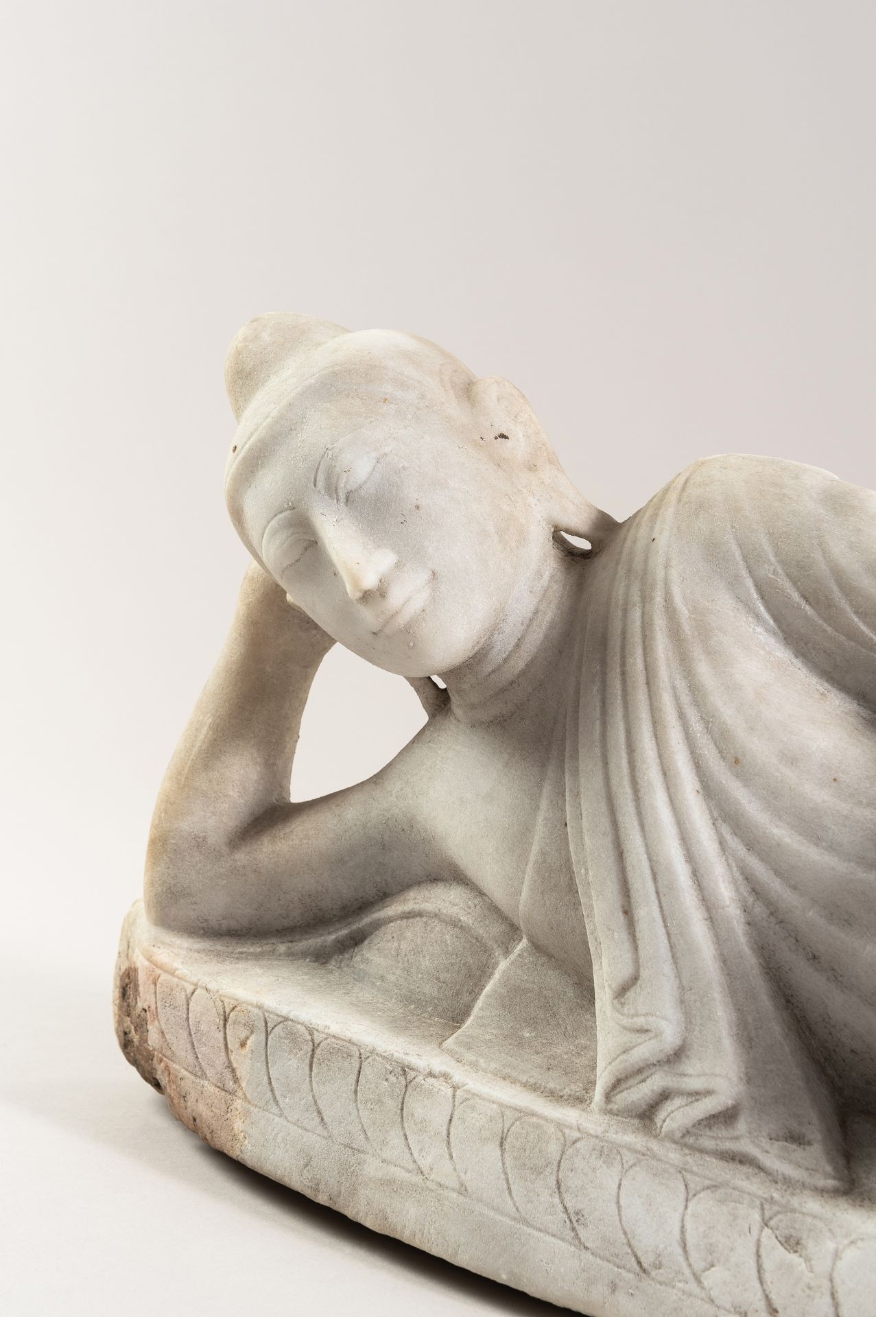 A LARGE MARBLE STATUE OF A RECUMBENT BUDDHA, c. 1920s - Bild 9 aus 14