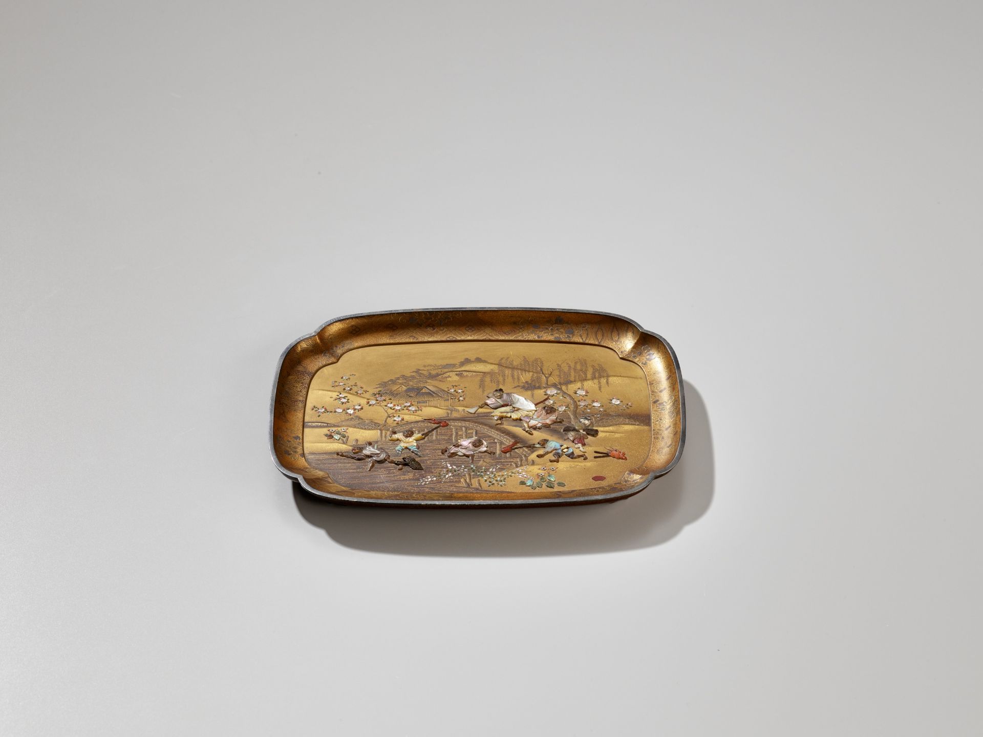 EKIFUMI: A RARE AND FINE SHIBAYAMA INLAID LACQUER TRAY DEPICTING A KAPPA HUNT - Image 2 of 9