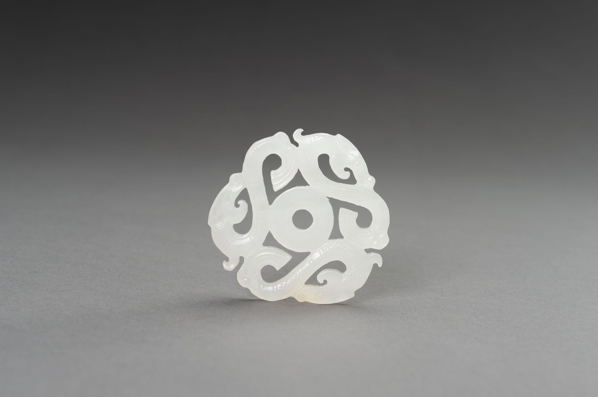 AN ARCHAISTIC WHITE JADE 'DRAGON' PENDANT - Image 7 of 9