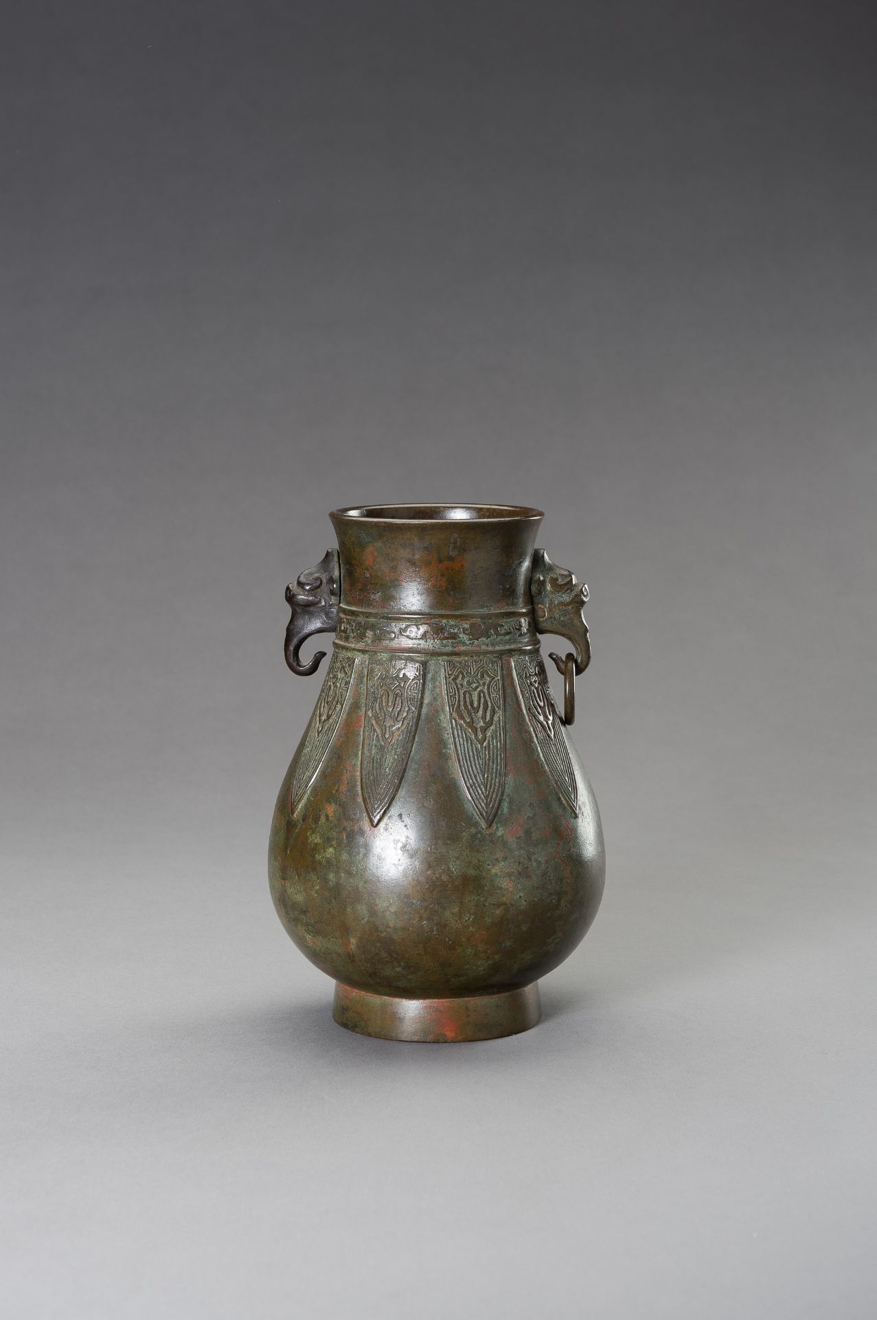 AN ARCHAISTIC BRONZE VASE - Image 3 of 9