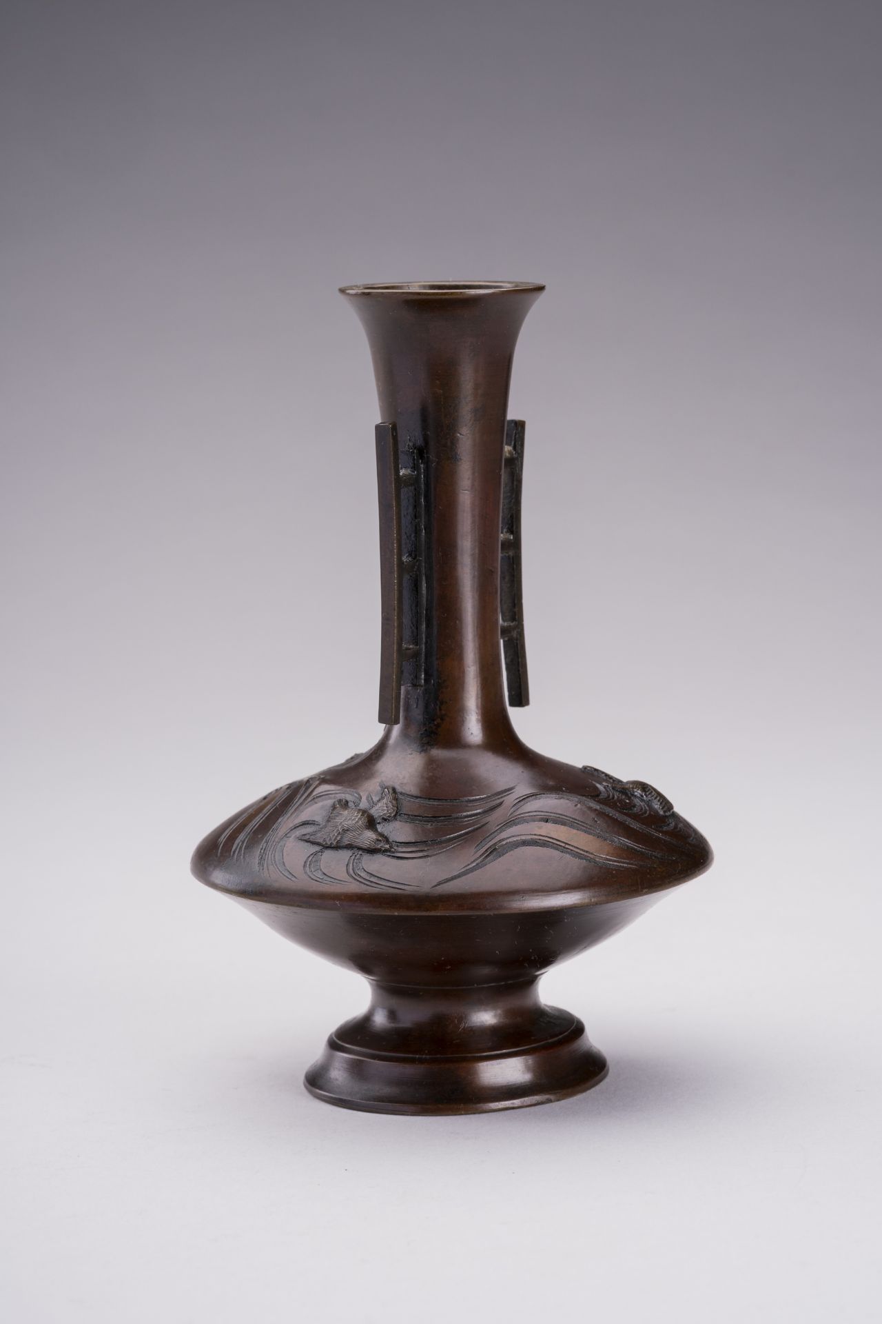 A SMALL BRONZE VASE WITH BIRDS, MEIJI - Image 2 of 11