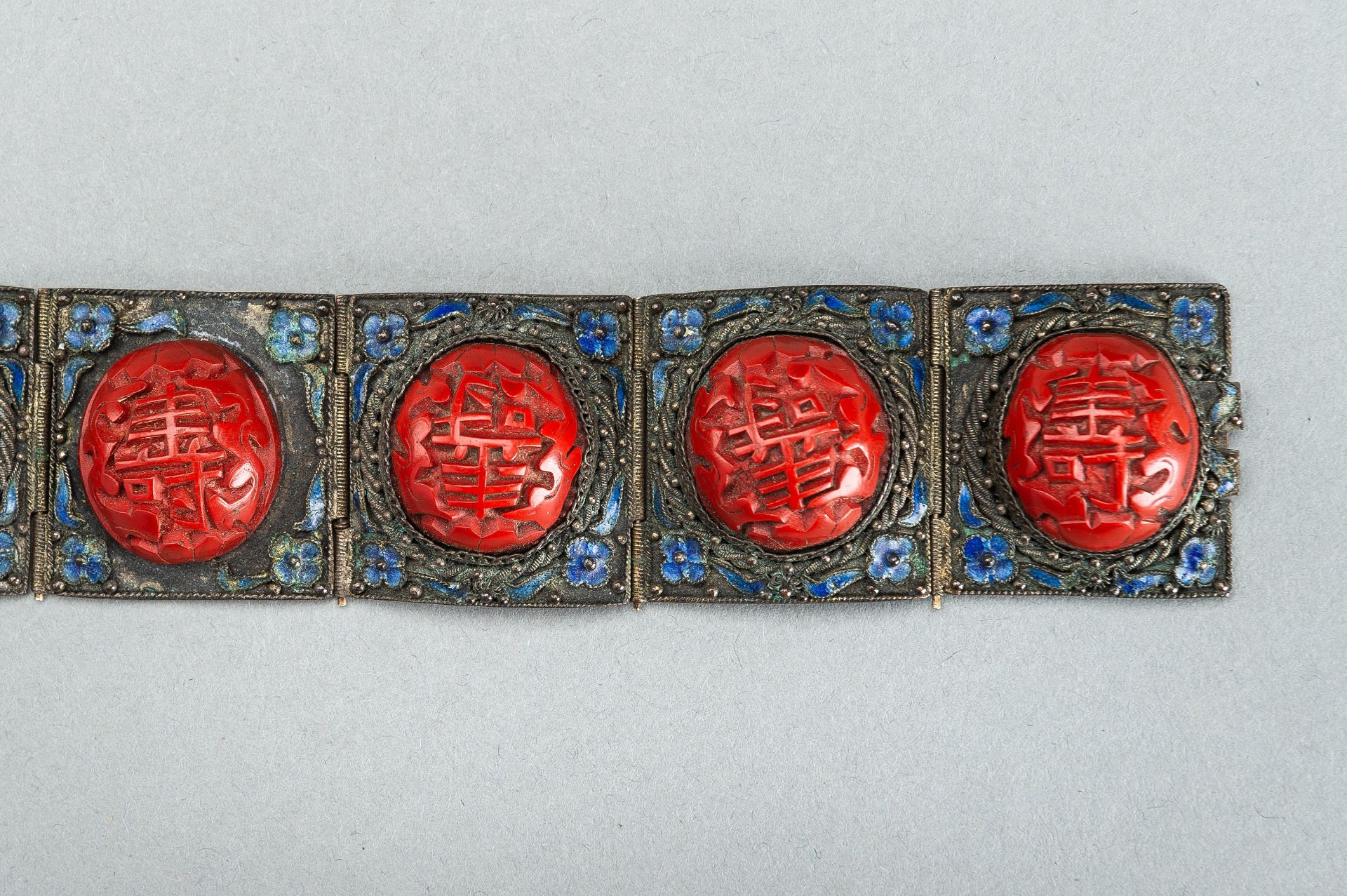 A GROUP OF FOUR METAL, SILVER-PLATED, AND CINNABAR LACQUER BRACELETS - Bild 6 aus 23