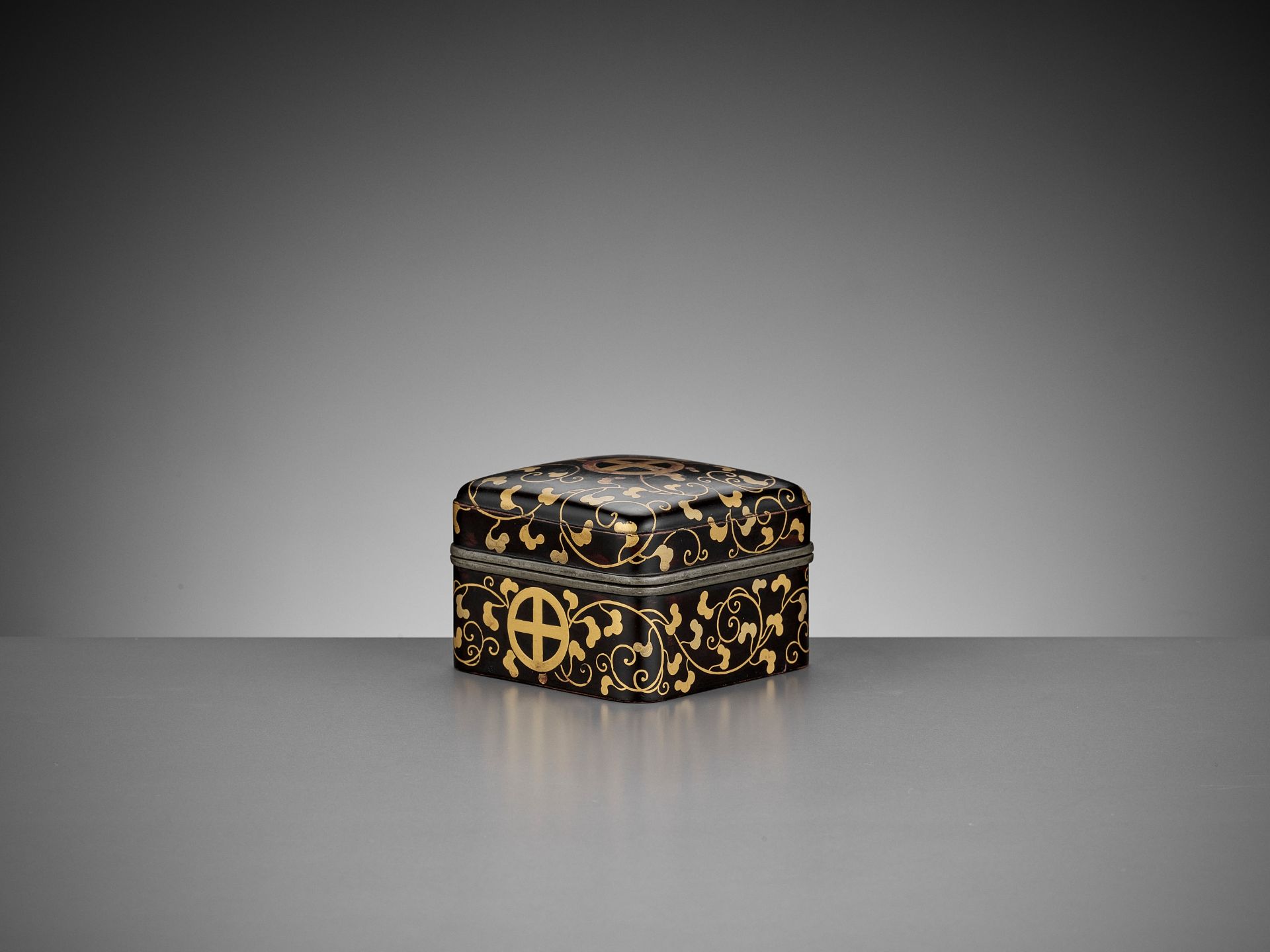 A RARE BLACK AND GOLD-LACQUERED KOBAKO AND COVER WITH SHIMAZU MONS - Image 5 of 9