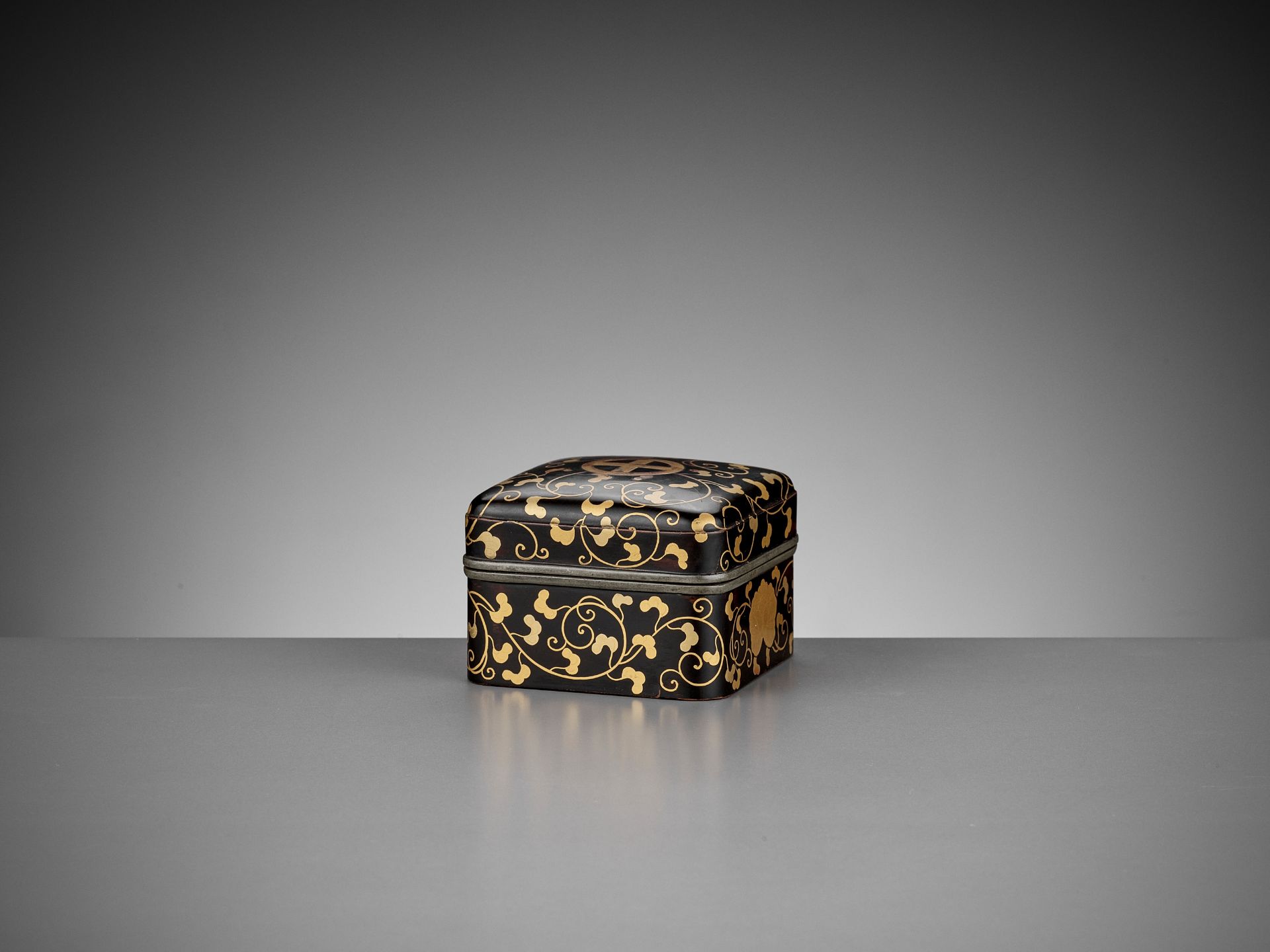 A RARE BLACK AND GOLD-LACQUERED KOBAKO AND COVER WITH SHIMAZU MONS - Image 6 of 9
