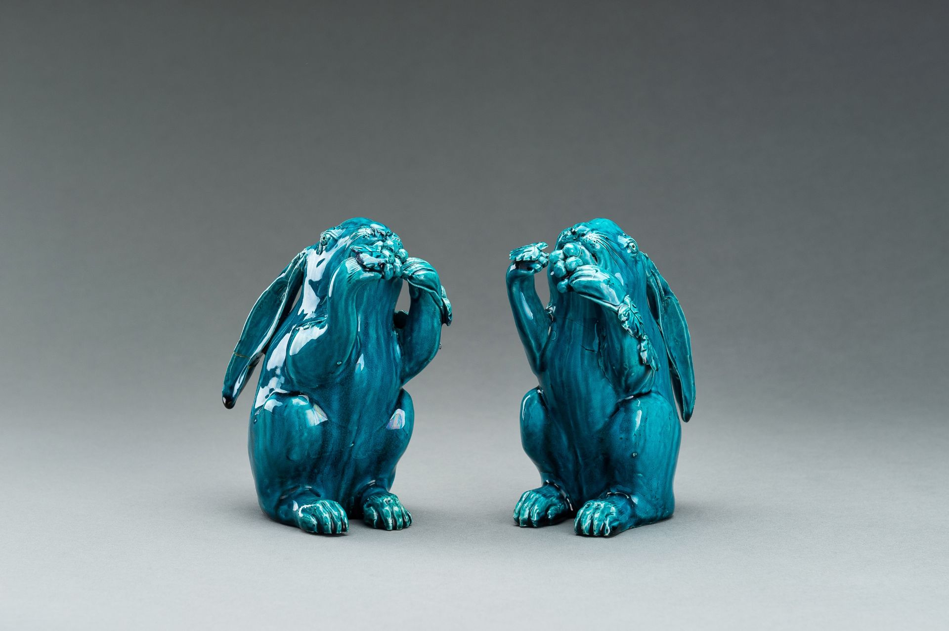A PAIR OF TURQUOISE GLAZED CERAMIC FIGURES OF RABBITS EATING BERRIES - Image 6 of 10