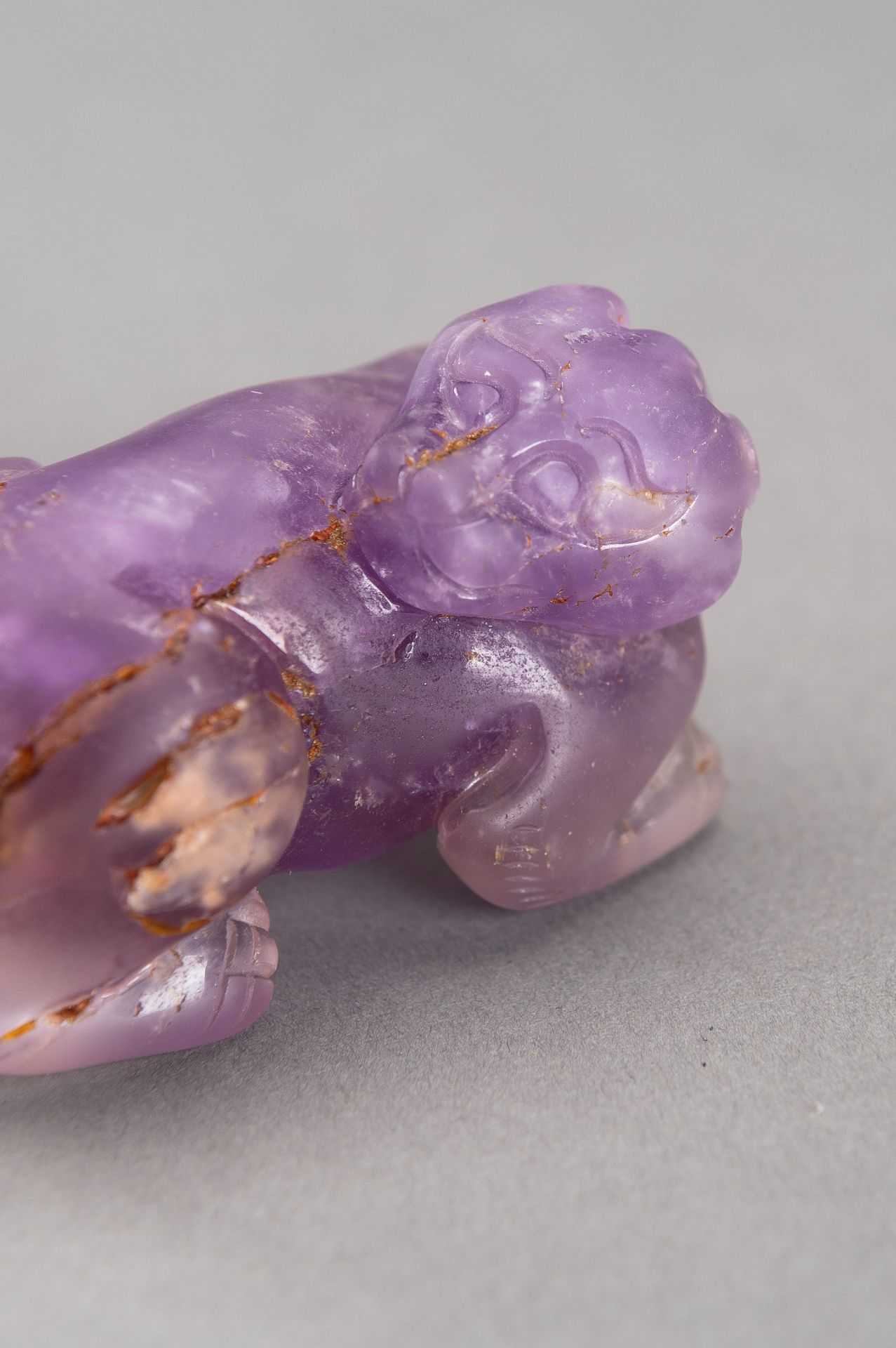 AN AMETHYST FIGURE OF A LION, QING DYNASTY - Bild 3 aus 11