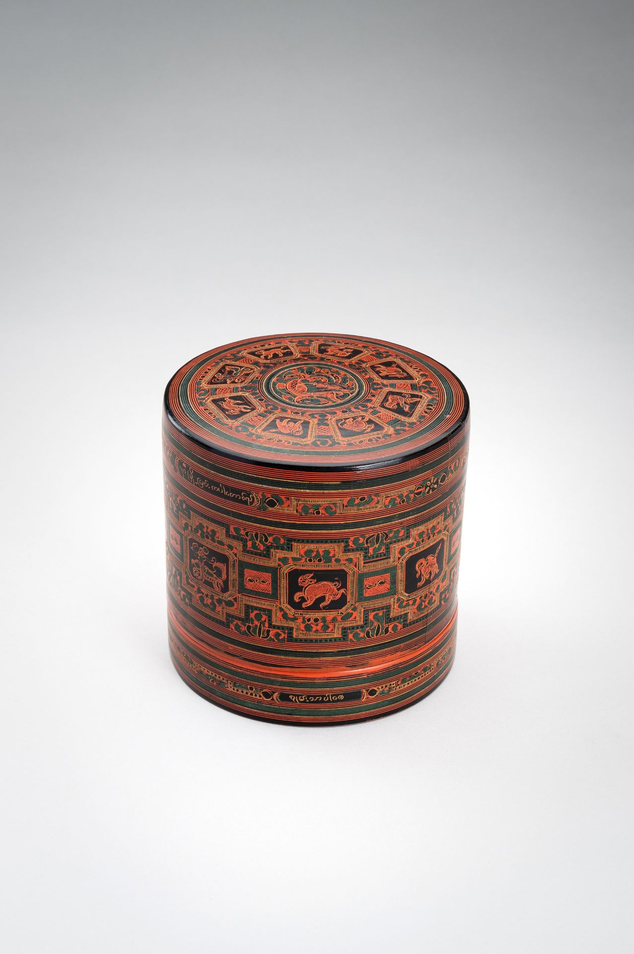 A BURMESE LACQUER BETEL BOX AND COVER, 1900s - Image 9 of 19