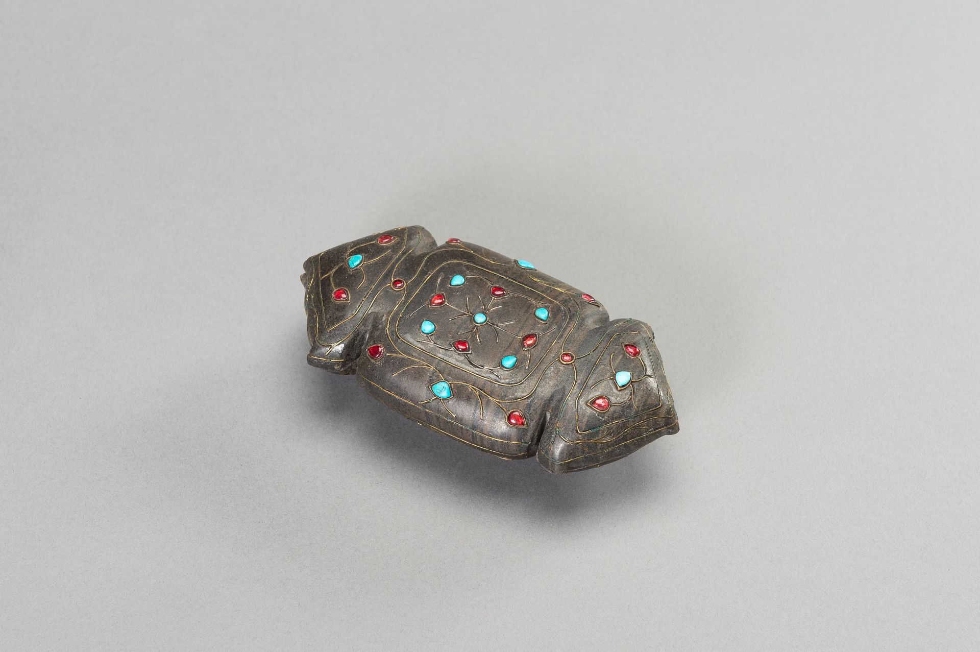 A MUGHAL STYLE HARDSTONE BOX WITH COVER, 1900s - Image 2 of 10