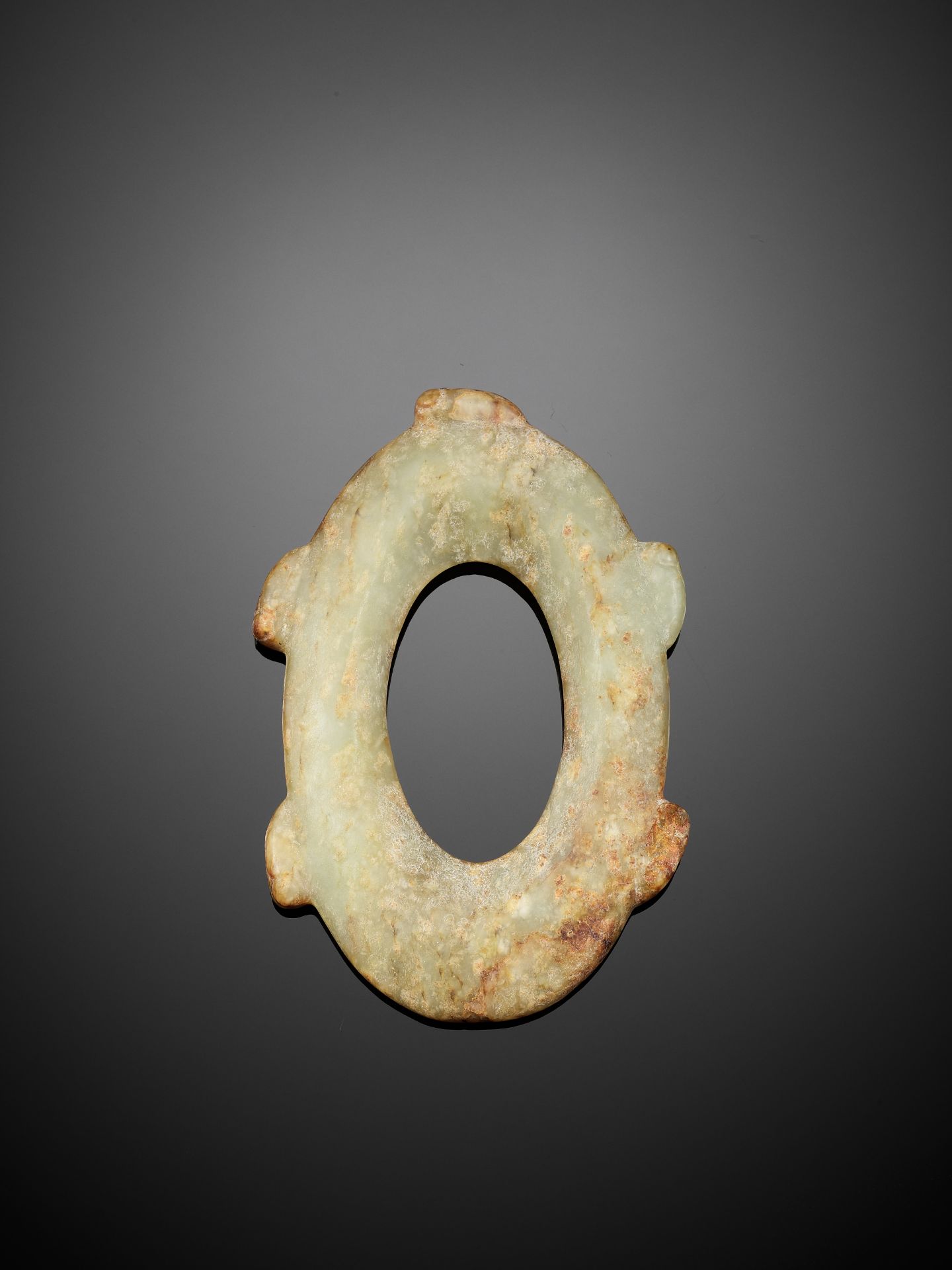 AN ARCHAISTIC PALE CELADON OVAL JADE DISC - Image 4 of 5