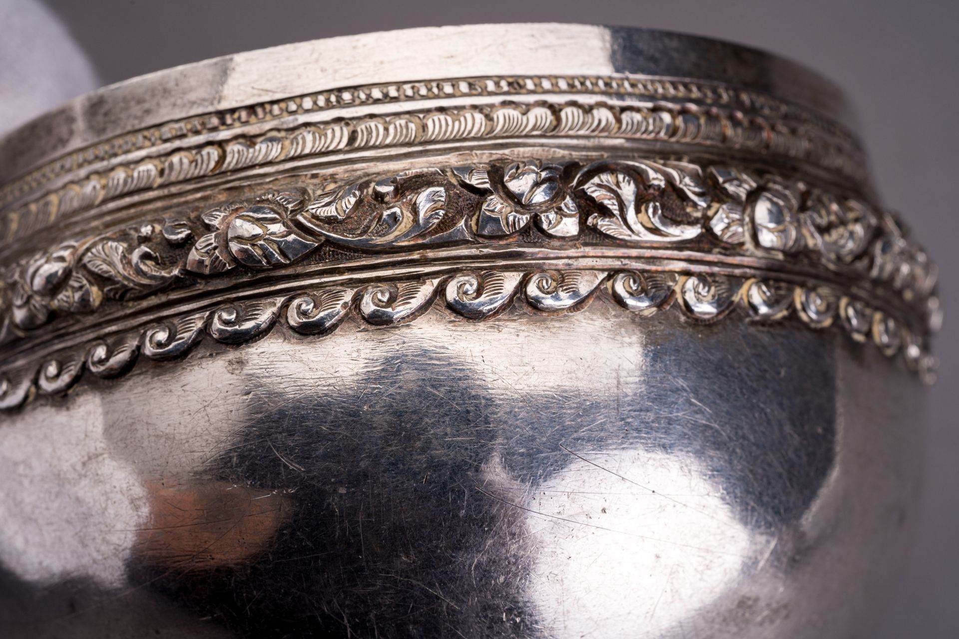 A LOT WITH THREE EMBOSSED SILVER BOWLS - Bild 3 aus 9