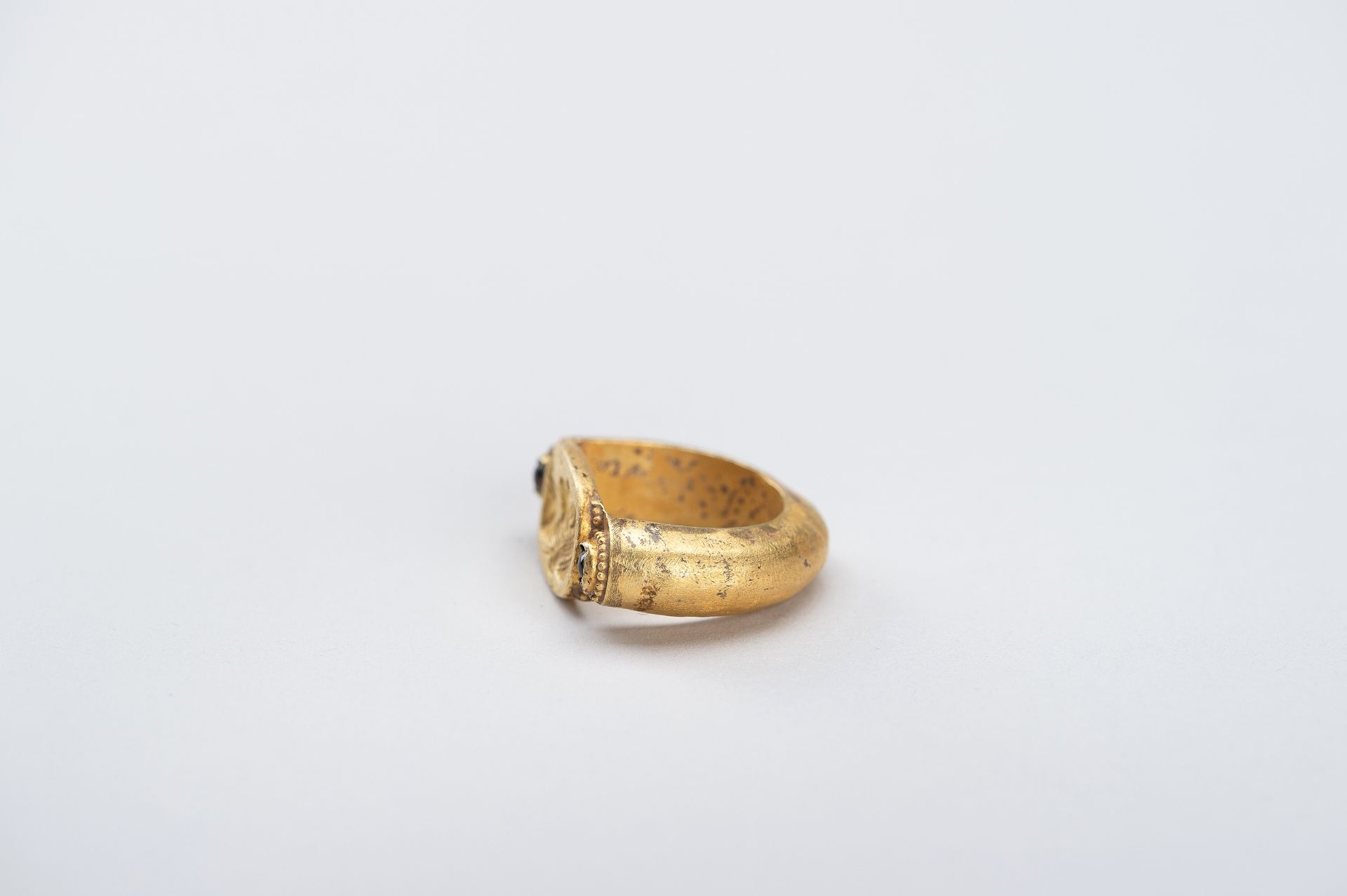 A BACTRIAN INTAGLIO SEAL GOLD RING - Image 8 of 11