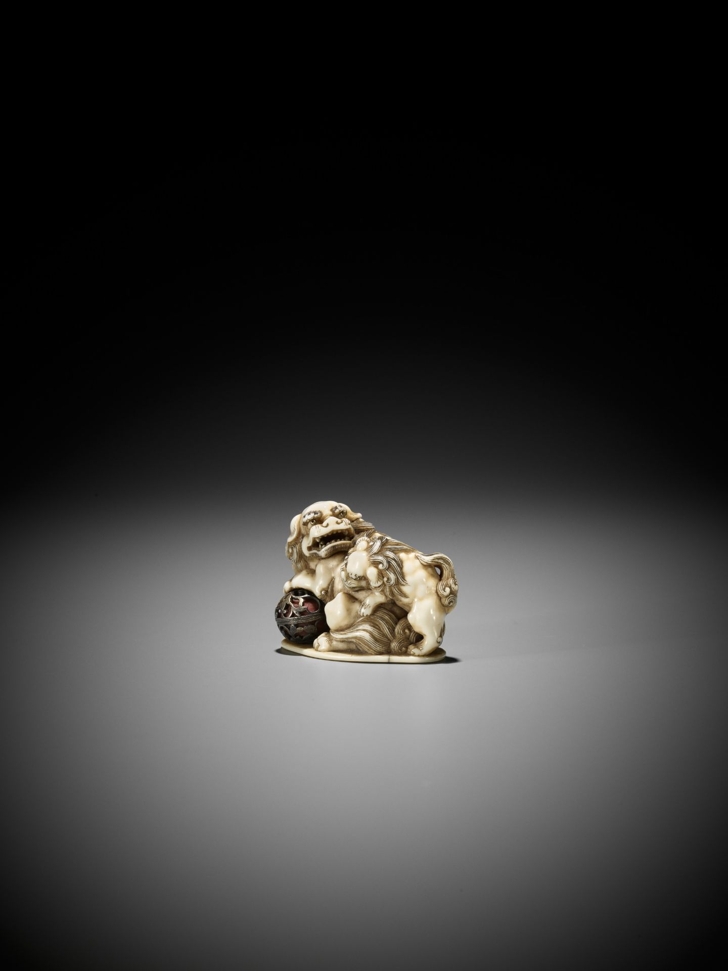 CHOUNSAI HIDECHIKA: A SUPERB IVORY NETSUKE OF A SHISHI WITH YOUNG AND BALL - Bild 8 aus 14