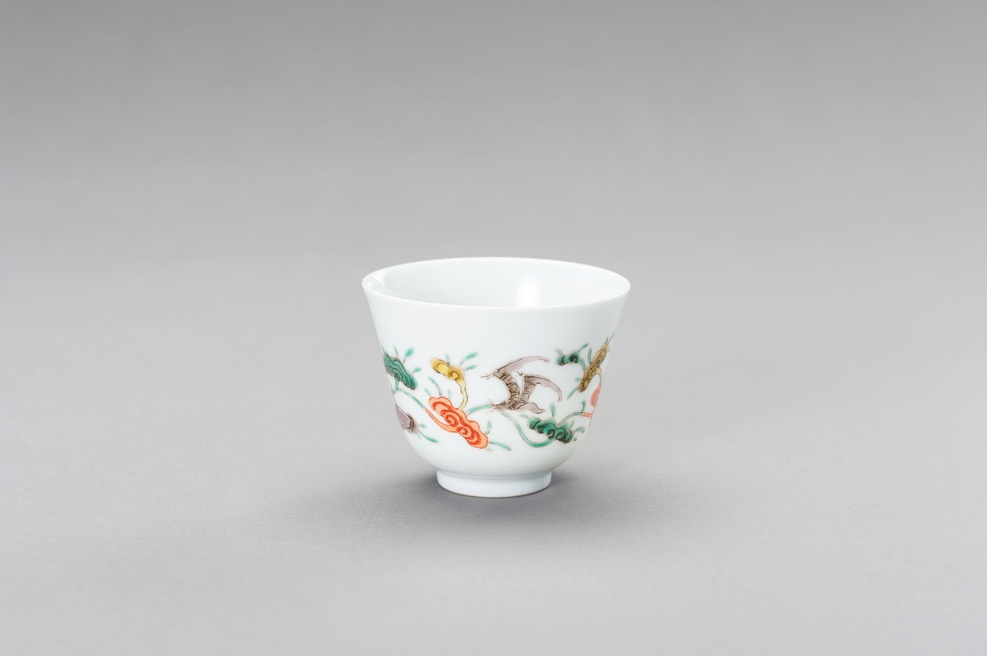 A 'LINGZHI AND BATS' PORCELAIN CUP, QING DYNASTY - Bild 12 aus 12