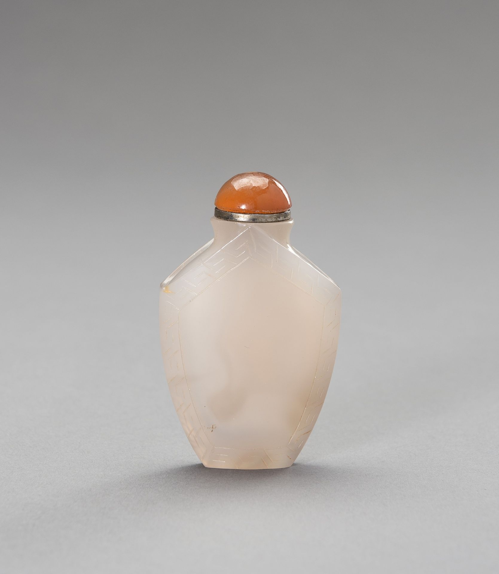 AN AGATE SNUFF BOTTLE, QING