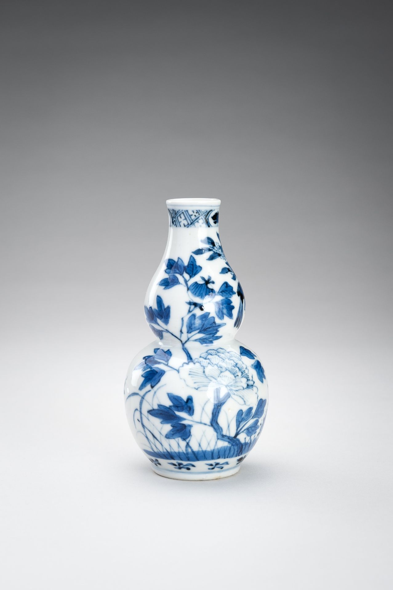 A BLUE AND WHITE DOUBLE GOURD PORCELAIN VASE, 1900s - Image 7 of 11