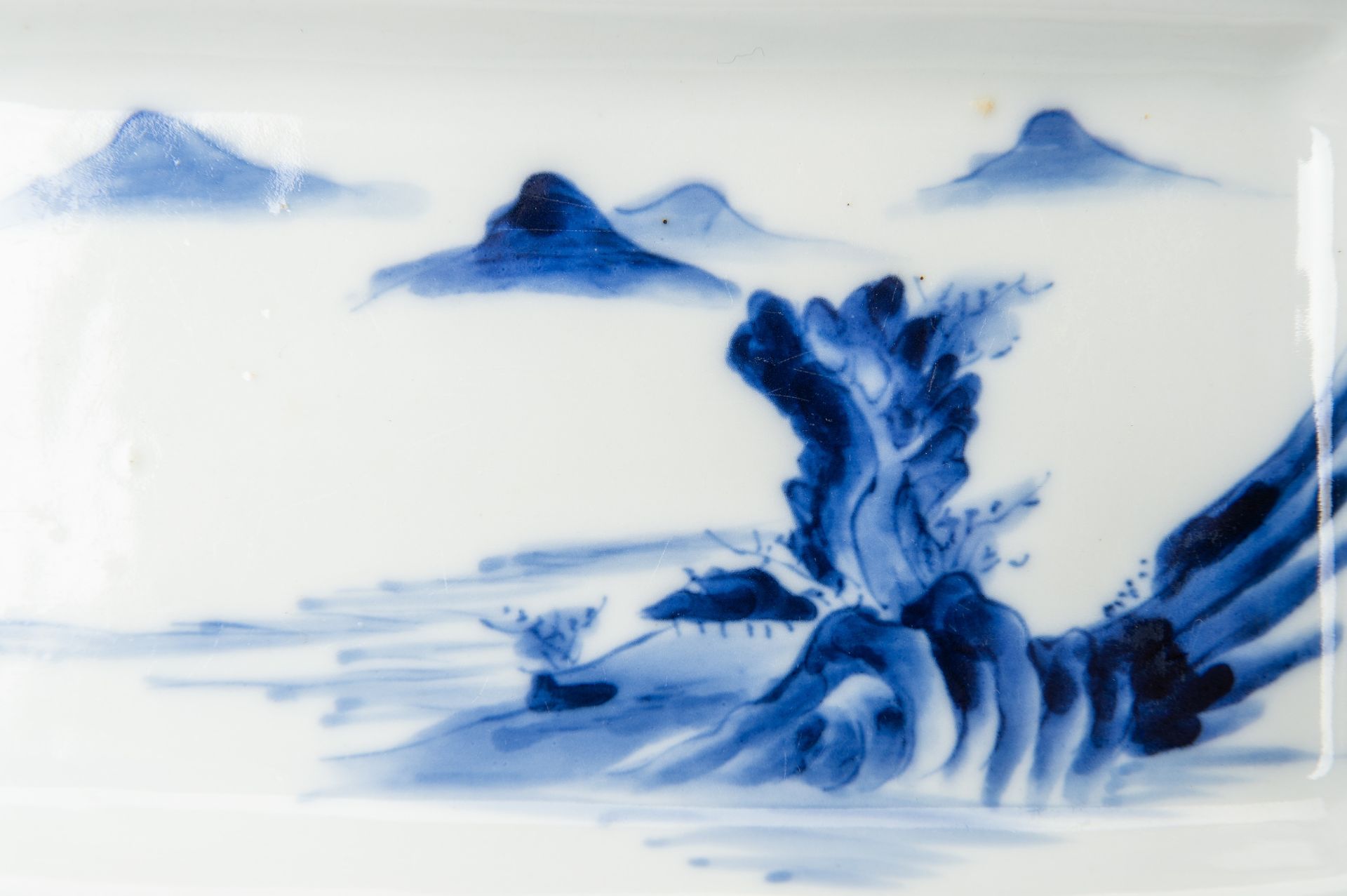 A SMALL BLUE AND WHITE 'MOUNTAIN AND RIVER' PORCELAIN TRAY, 19th CENTURY - Image 3 of 10