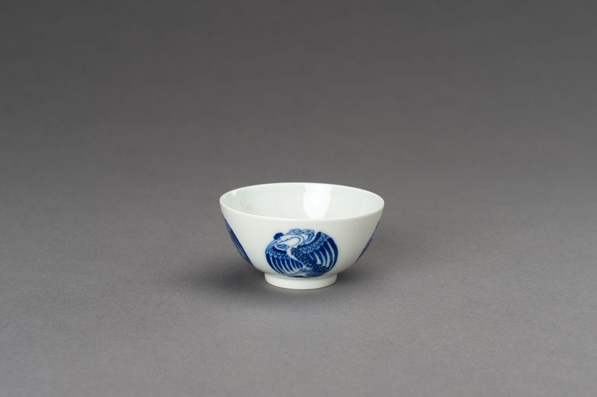 A BLUE AND WHITE 'PHOENIX MEDALLIONS' PORCELAIN BOWL, c. 1930s - Image 2 of 12