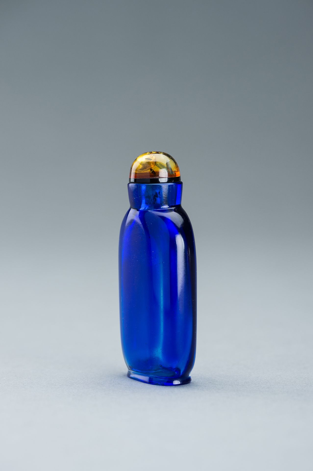 A SAPPHIRE-BLUE GLASS SNUFF BOTTLE, c. 1920s - Bild 6 aus 9