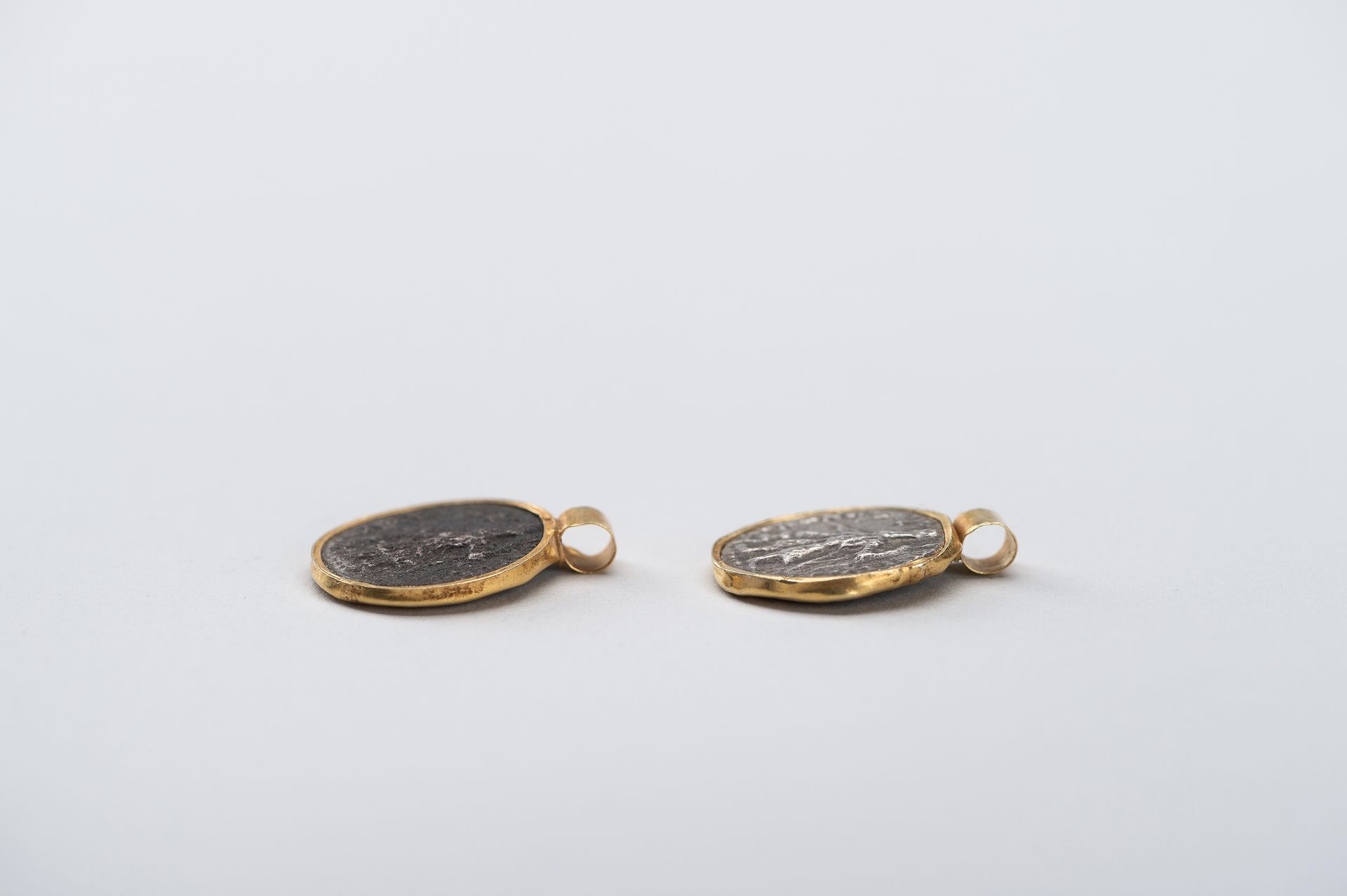 A PAIR OF 'KANISHKA SILVER COIN' PENDANTS - Bild 9 aus 9