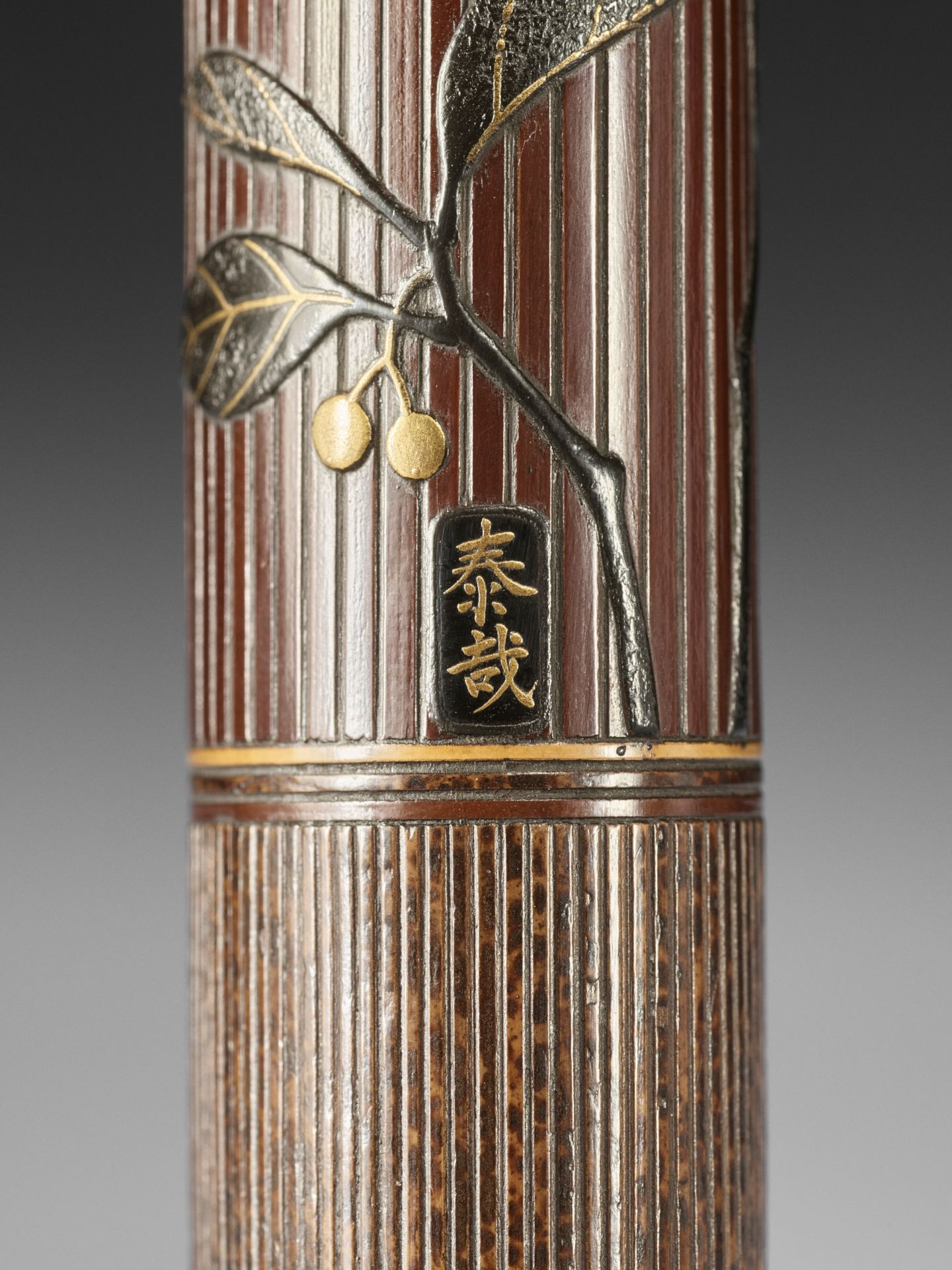 TAISAI: A FINE WOVEN RATTAN KISERUZUTSU WITH A LACQUERED DESIGN OF FRUITING YAKUBOJI - Image 11 of 13